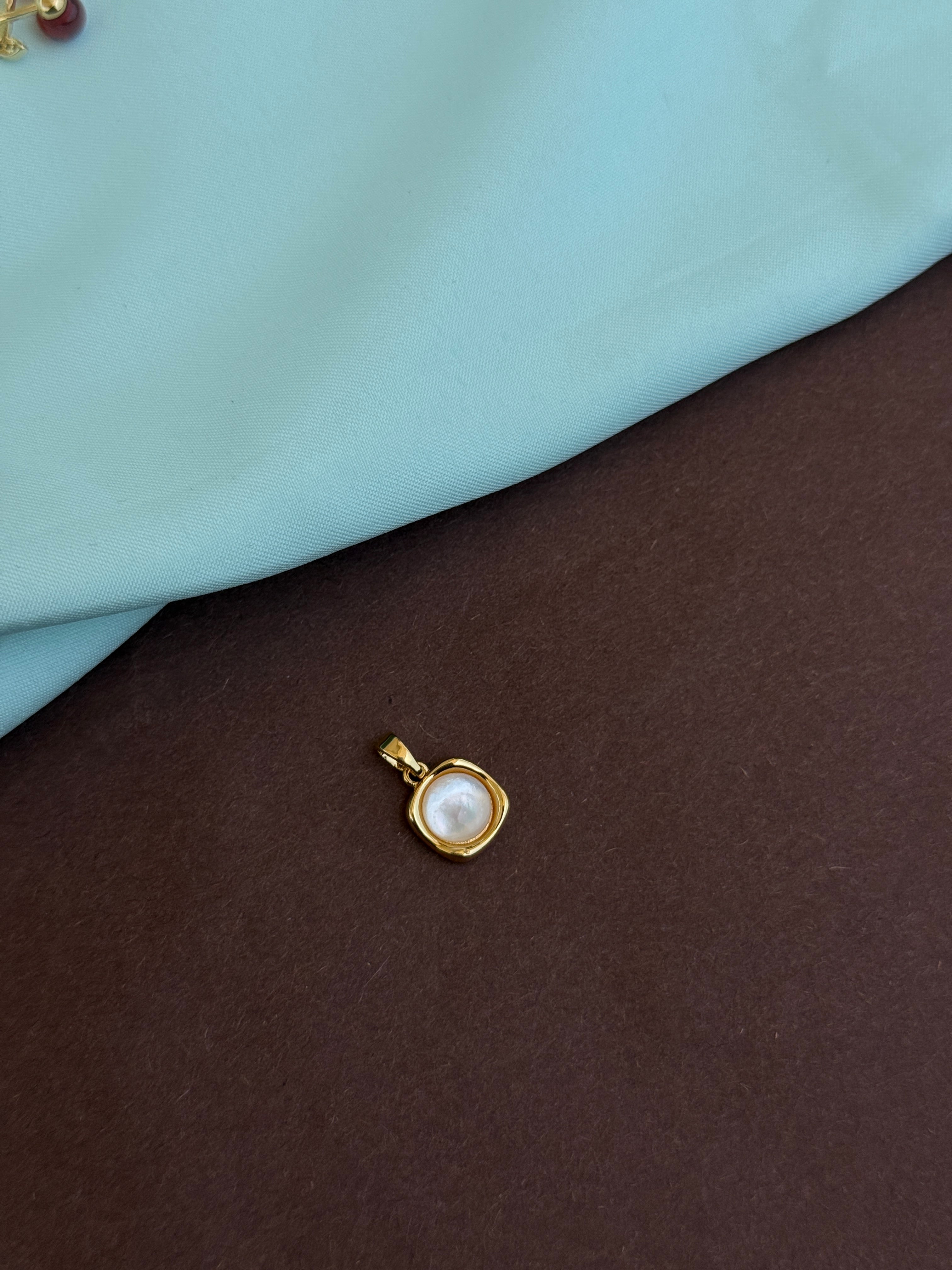 Al034 anti tarnish square charm (pendent)