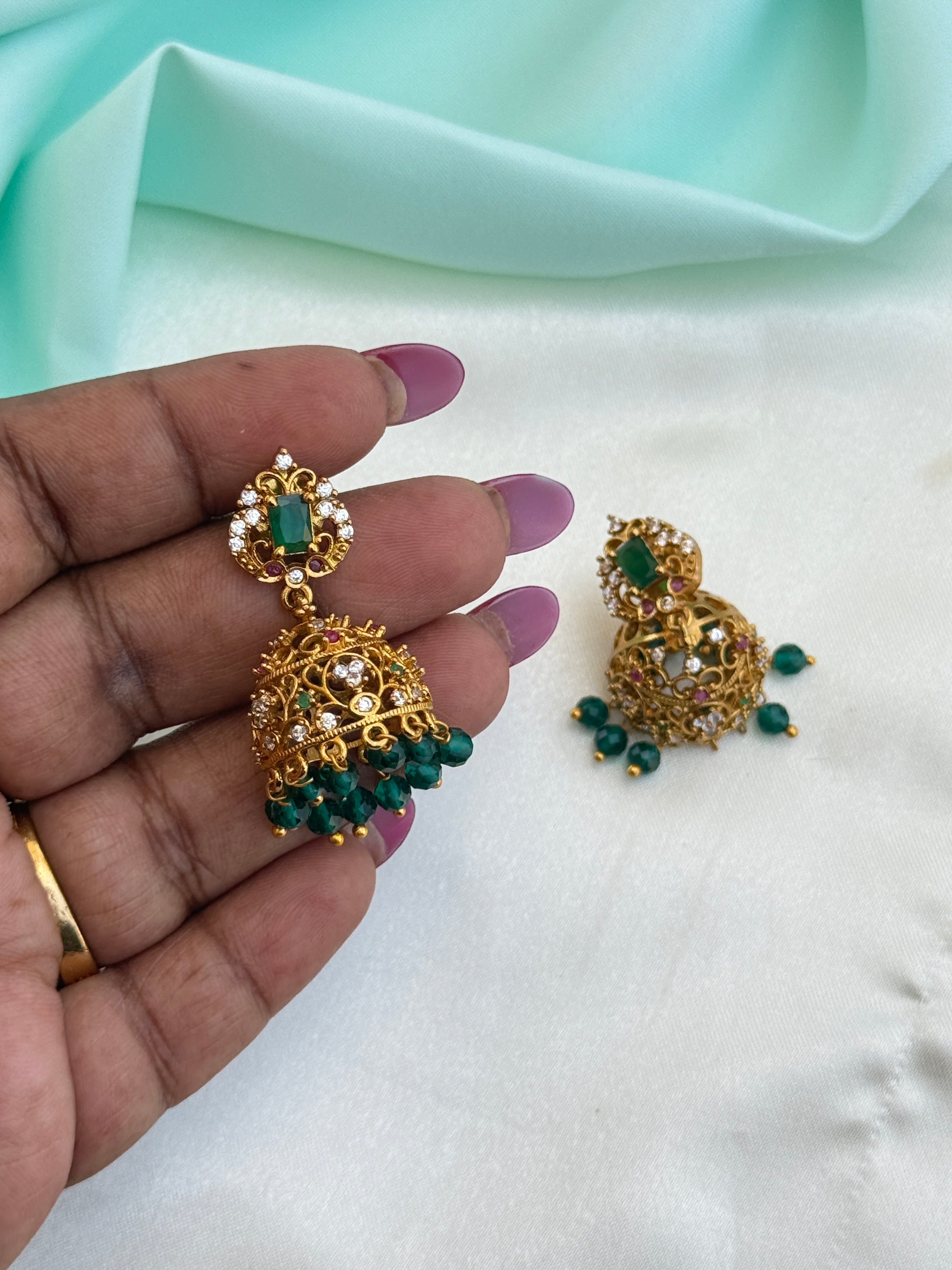 Er244 butta earrings with green beads and pearls