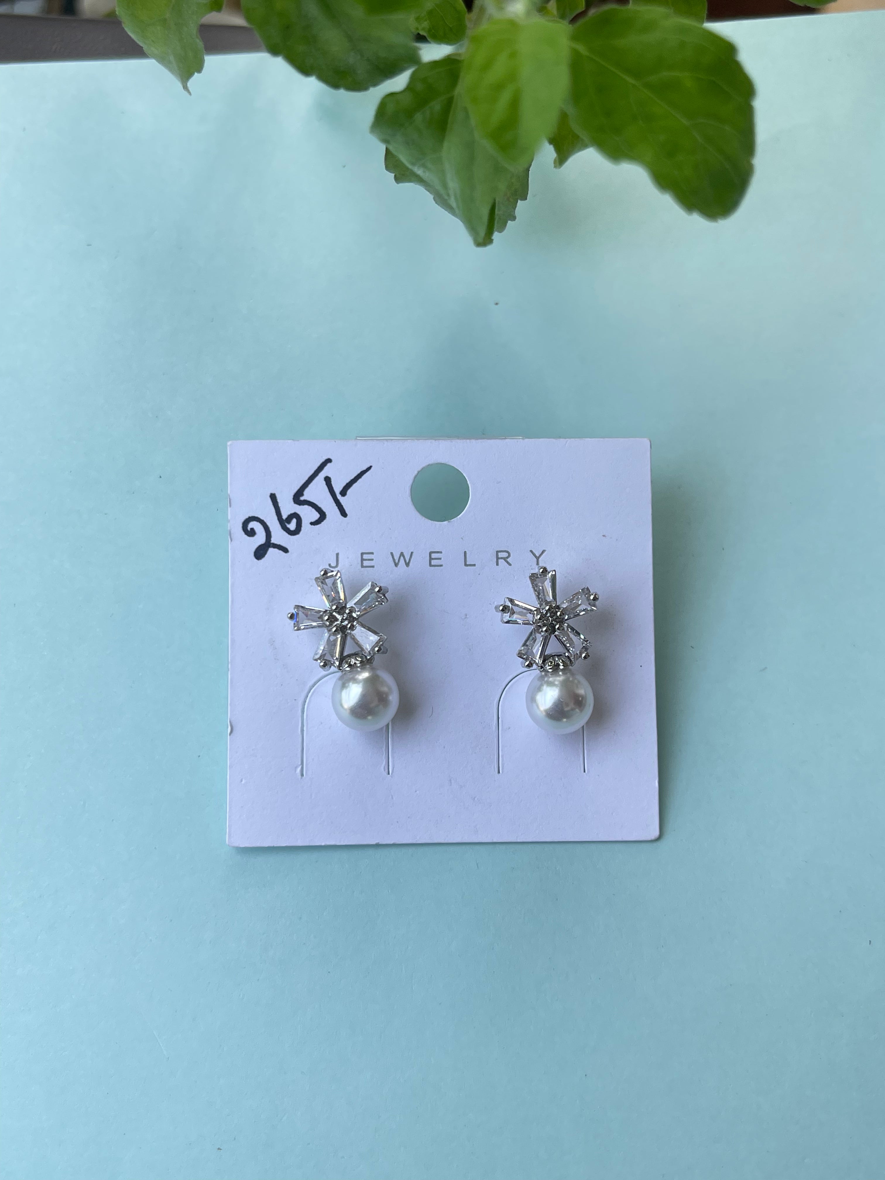 Flower pearl small hanging earrings