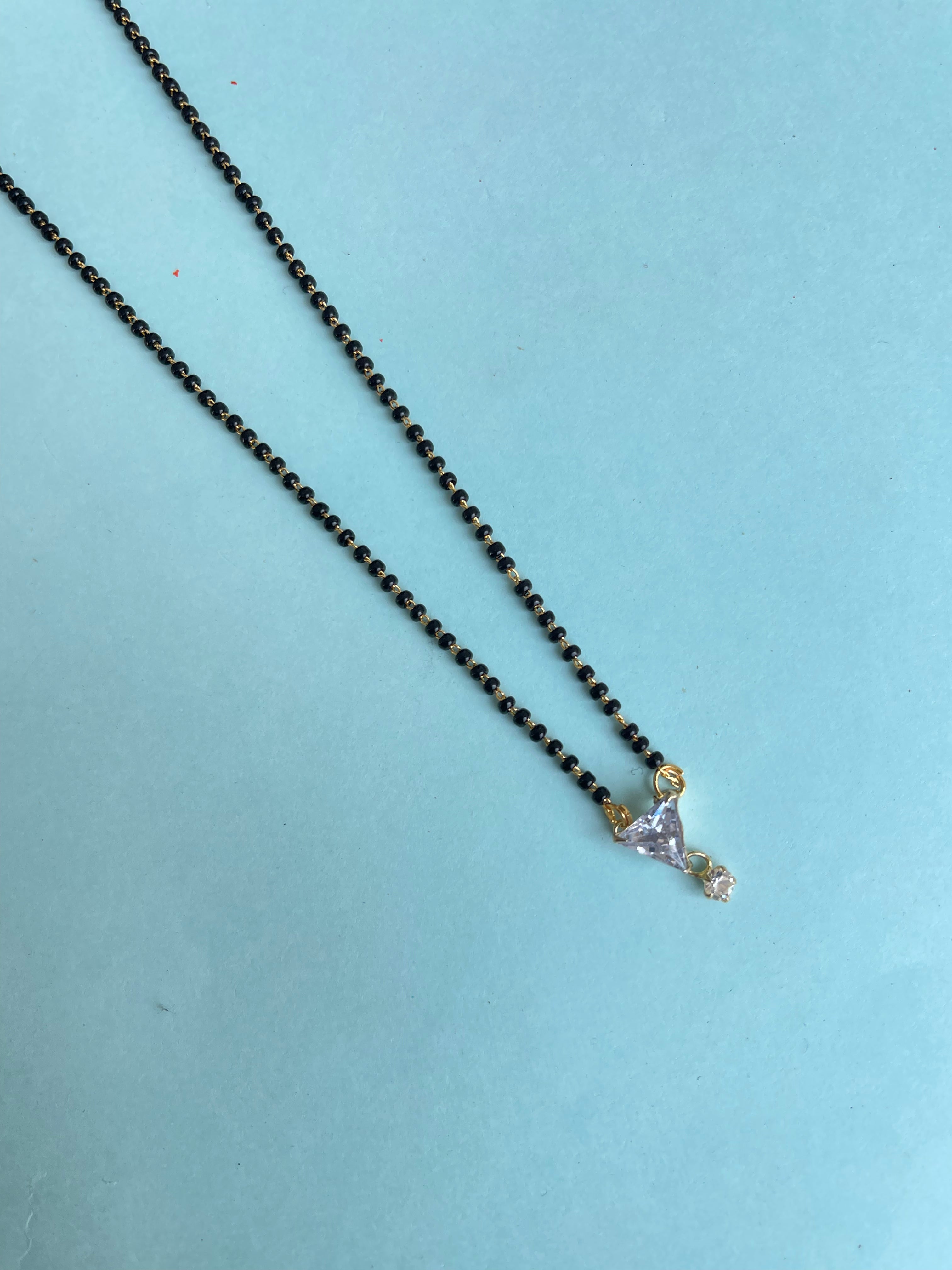 Single line short blackbeads with triangle pendant drop