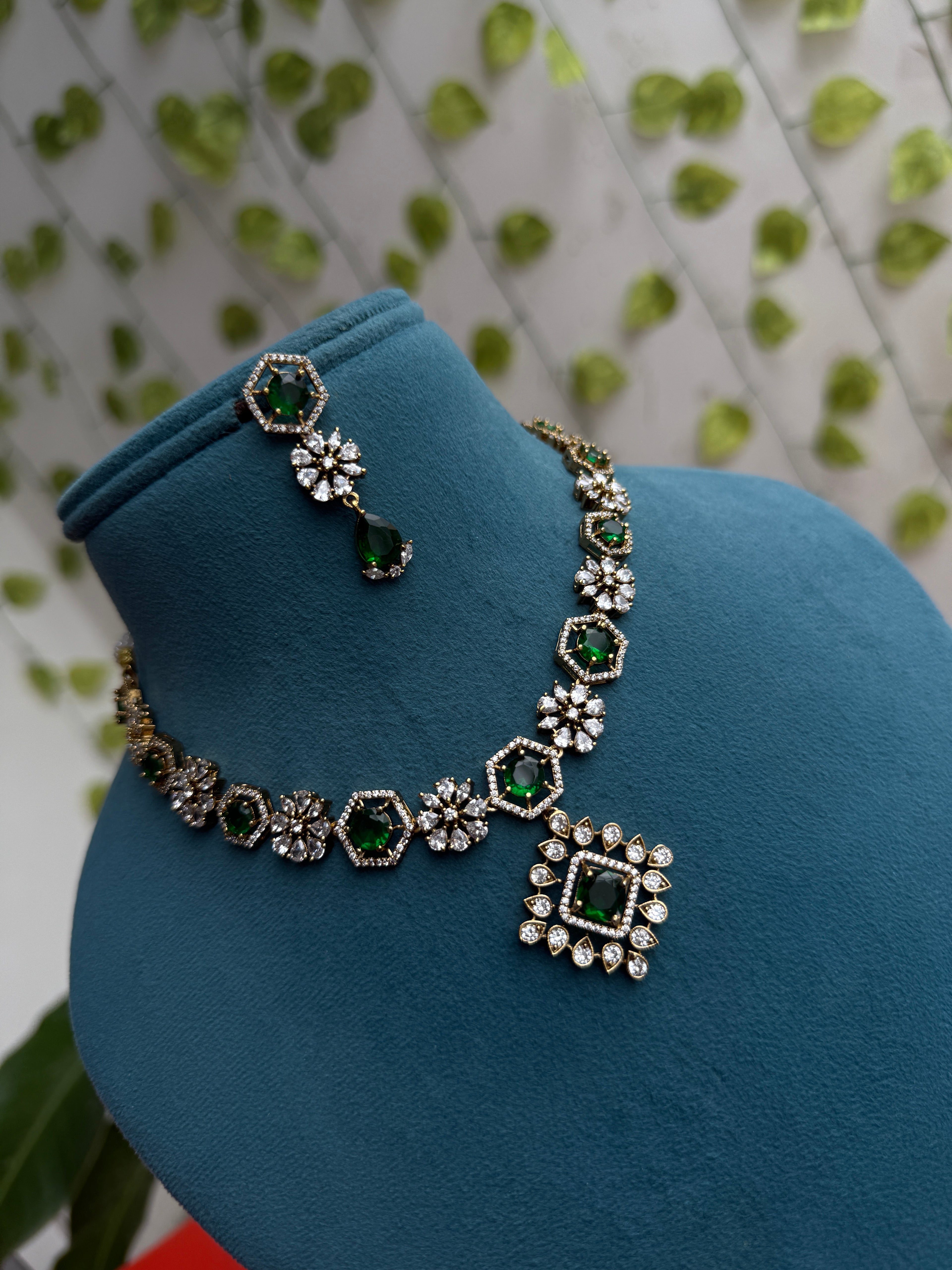 Unique emerald  flower design Neckset with earrings ns892