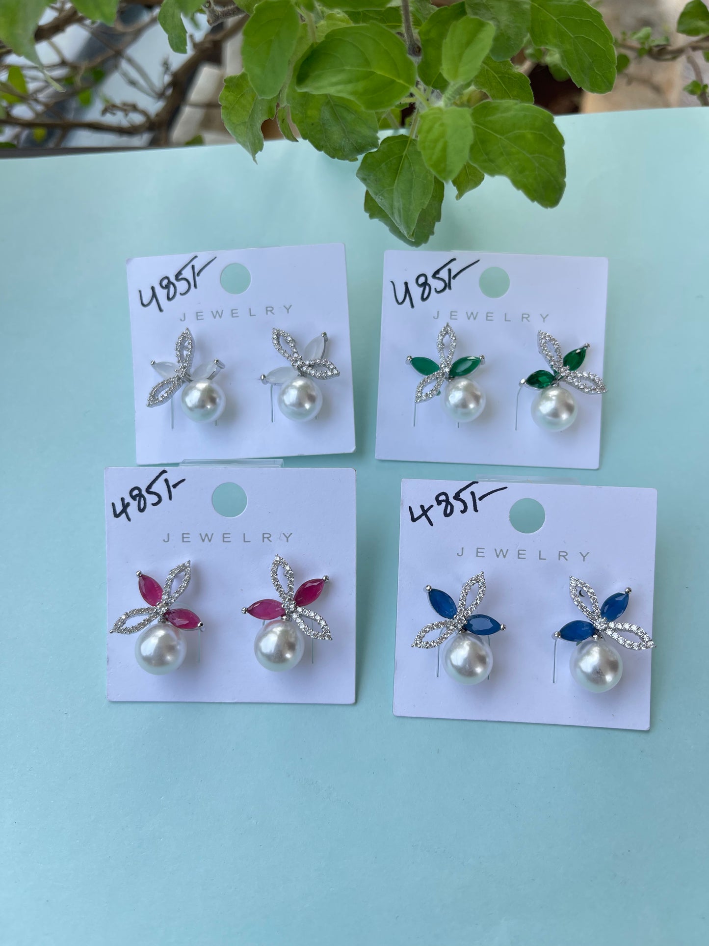 4 leaf pearl hanging studs