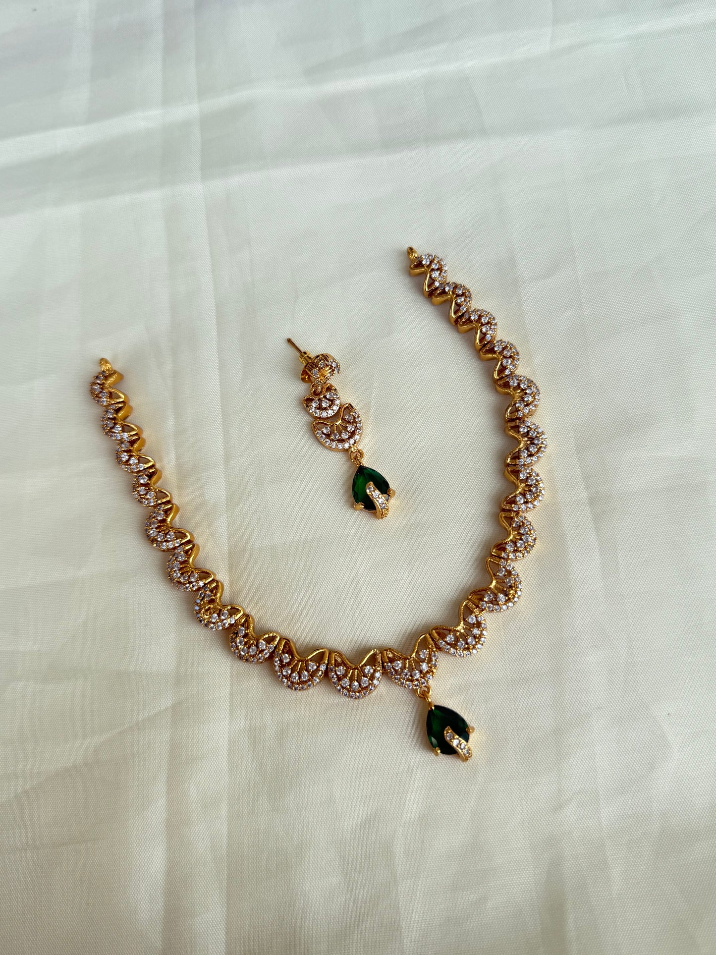 Ns221 simple cz Neckset with green drop stone