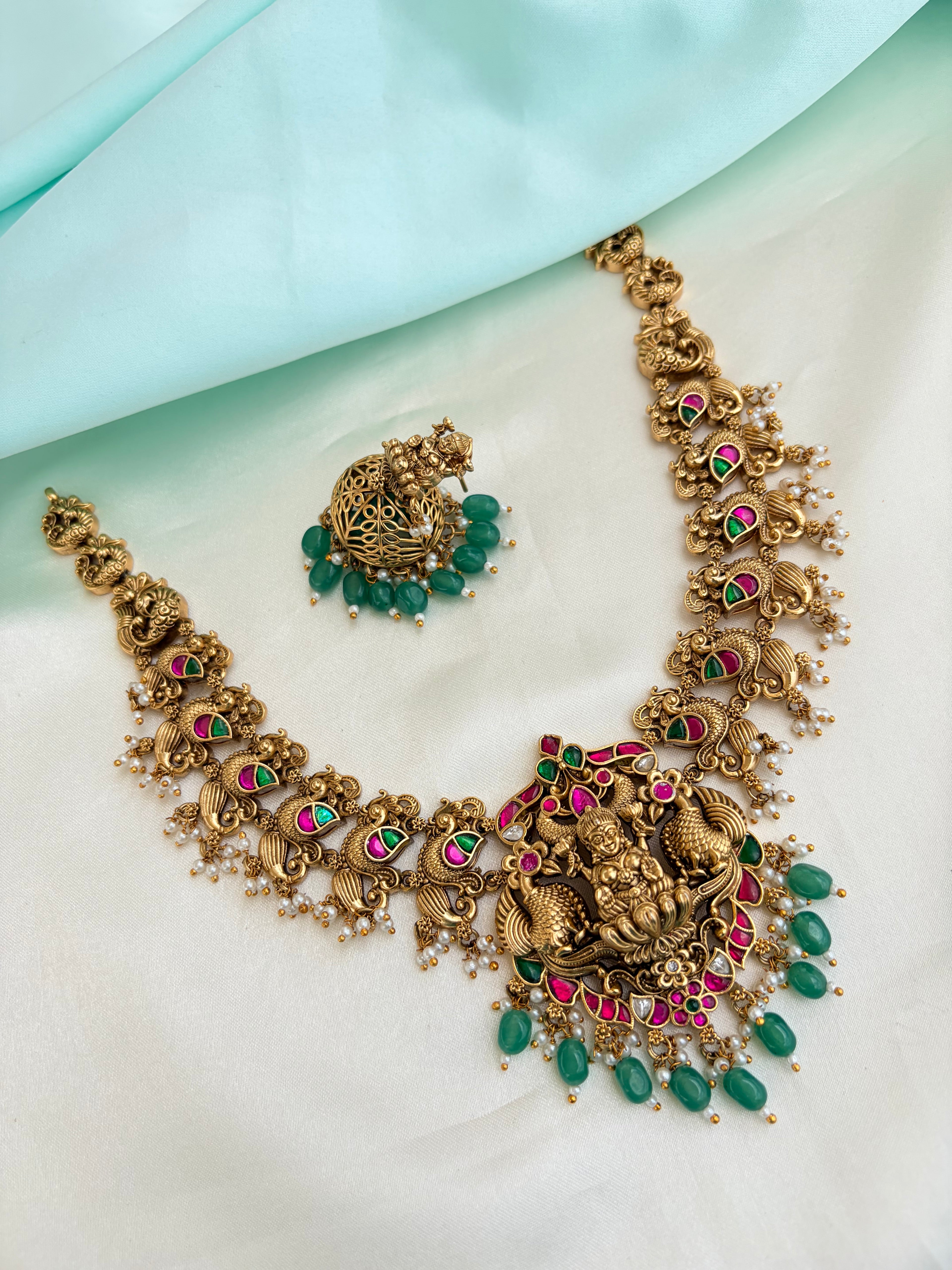 Matte Gold Finish Kemp Stone Choker Set with Pearl and Emerald Drops Ns222