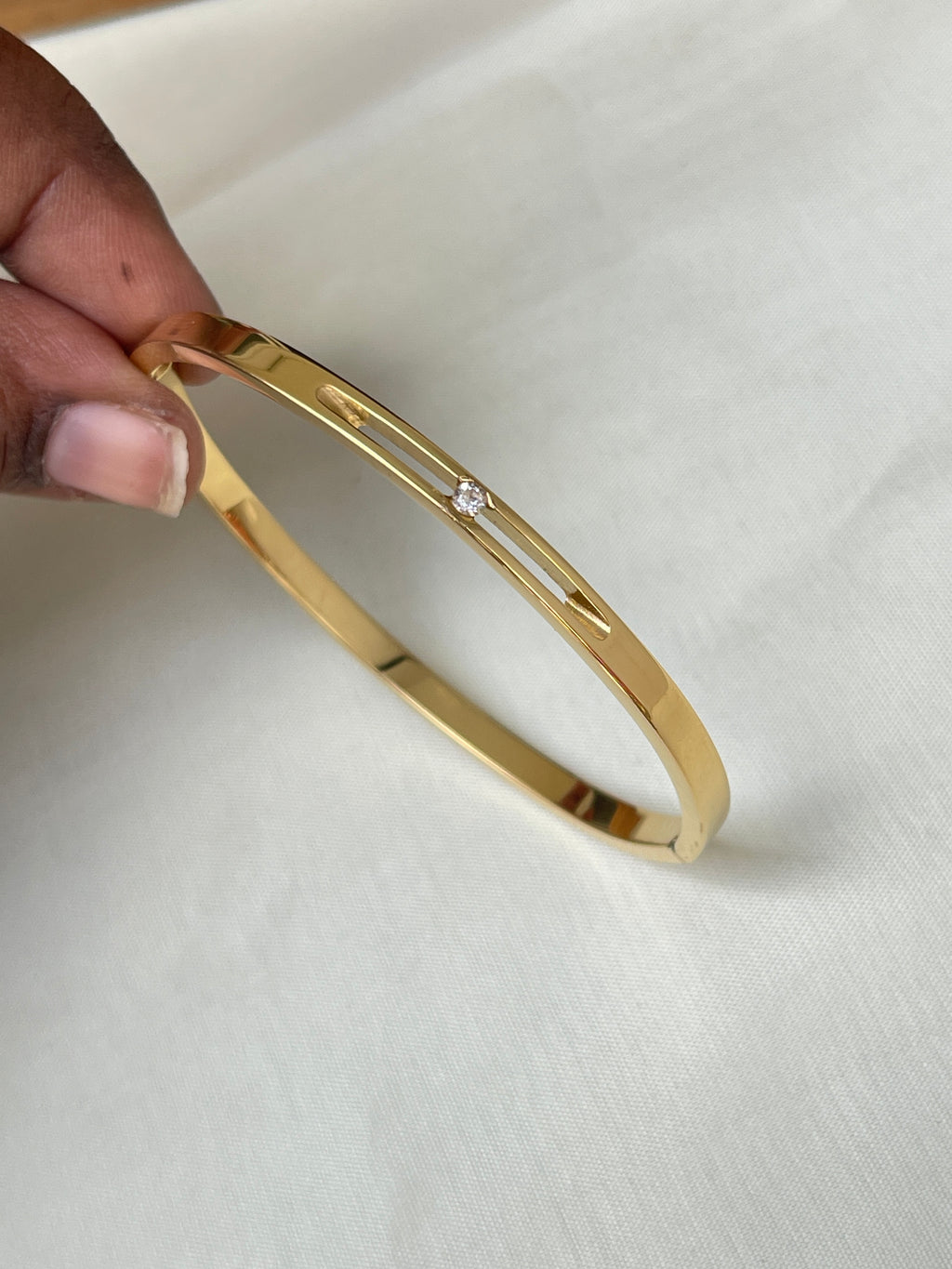 Single stone gold bracelet