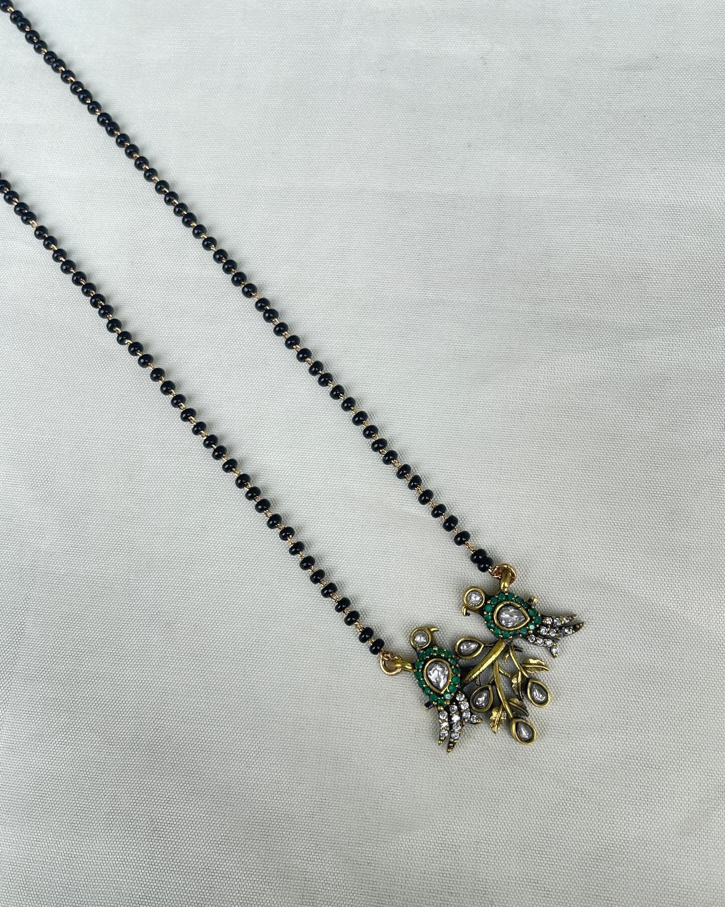 Single line dual parrot Victorian blackbeads bb1704