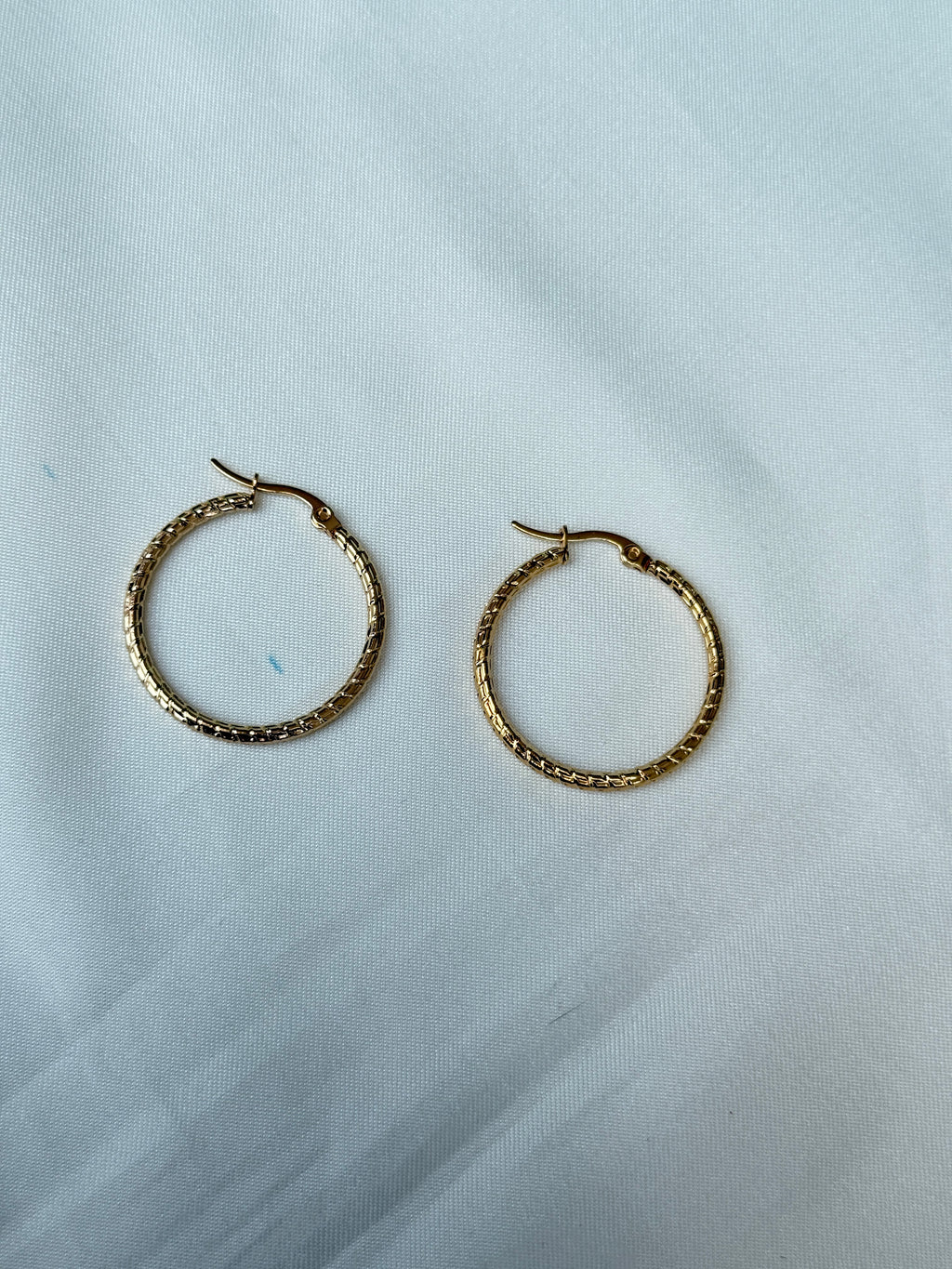 St095 anti tarnish hoops earrings
