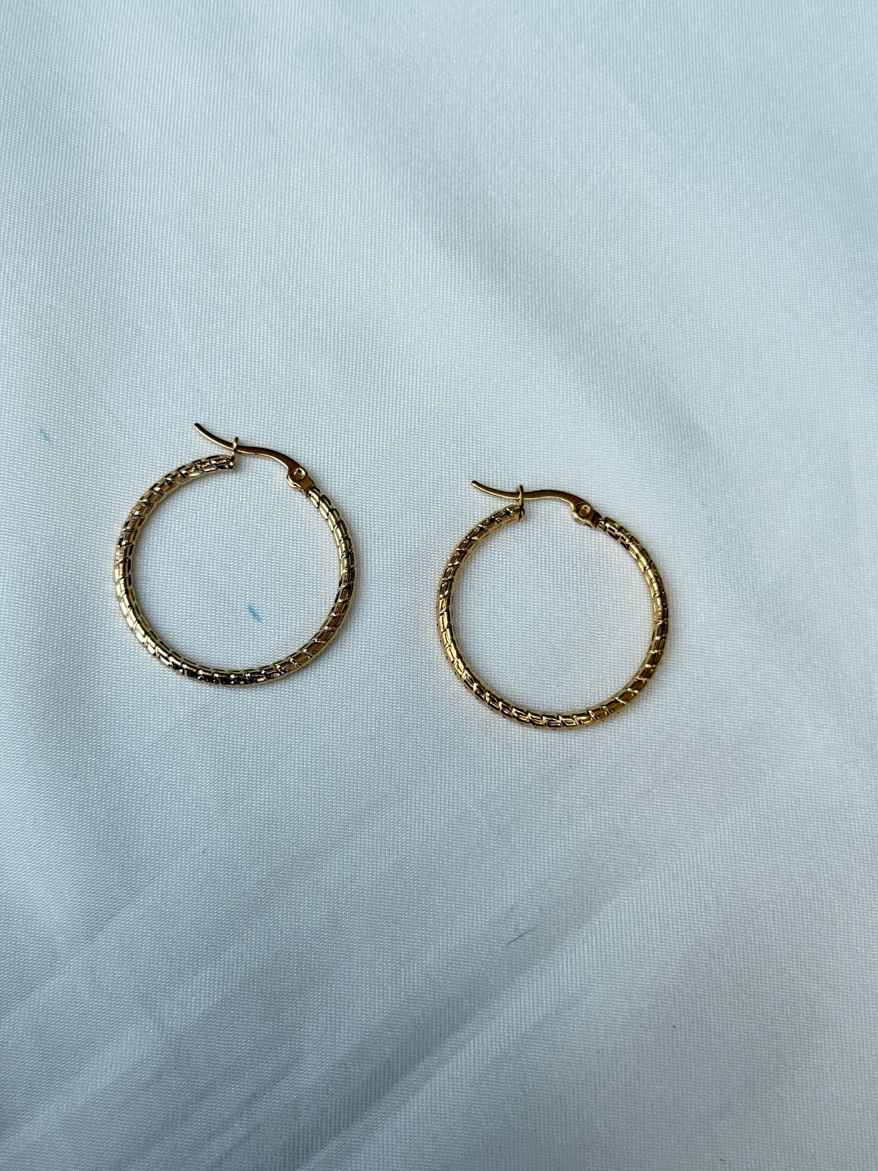 St095 anti tarnish hoops earrings