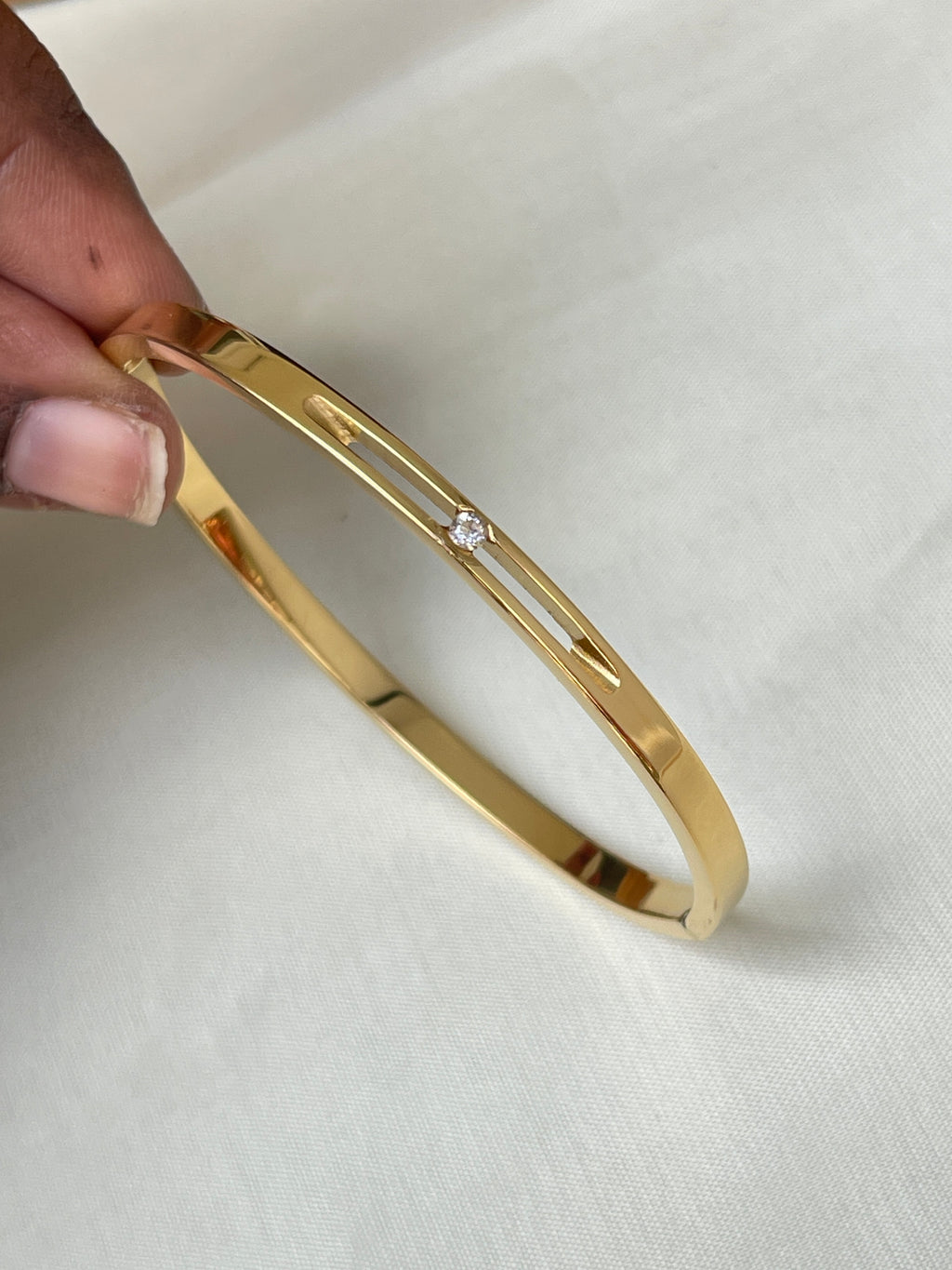 Single stone gold bracelet