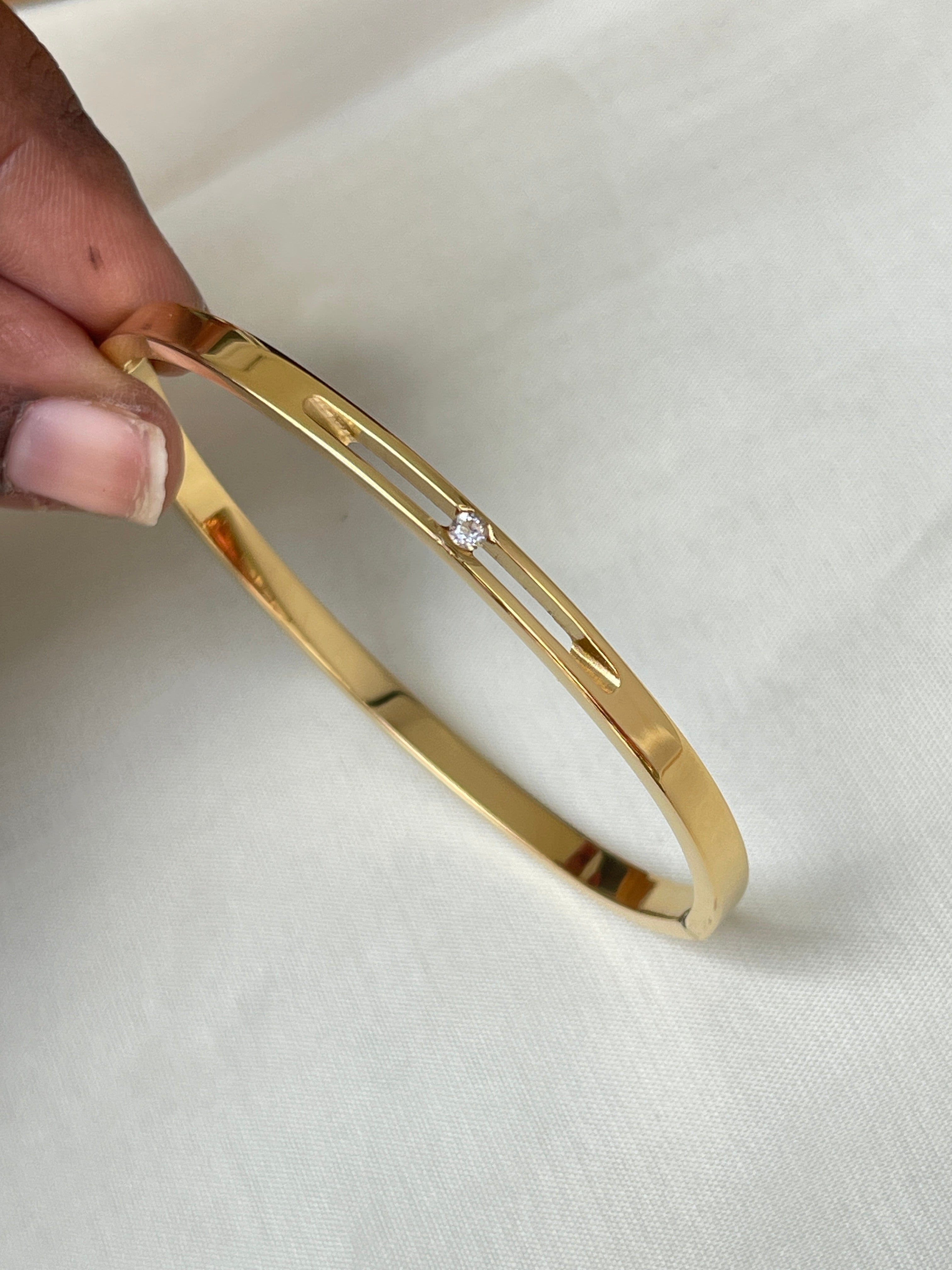 Single stone gold bracelet