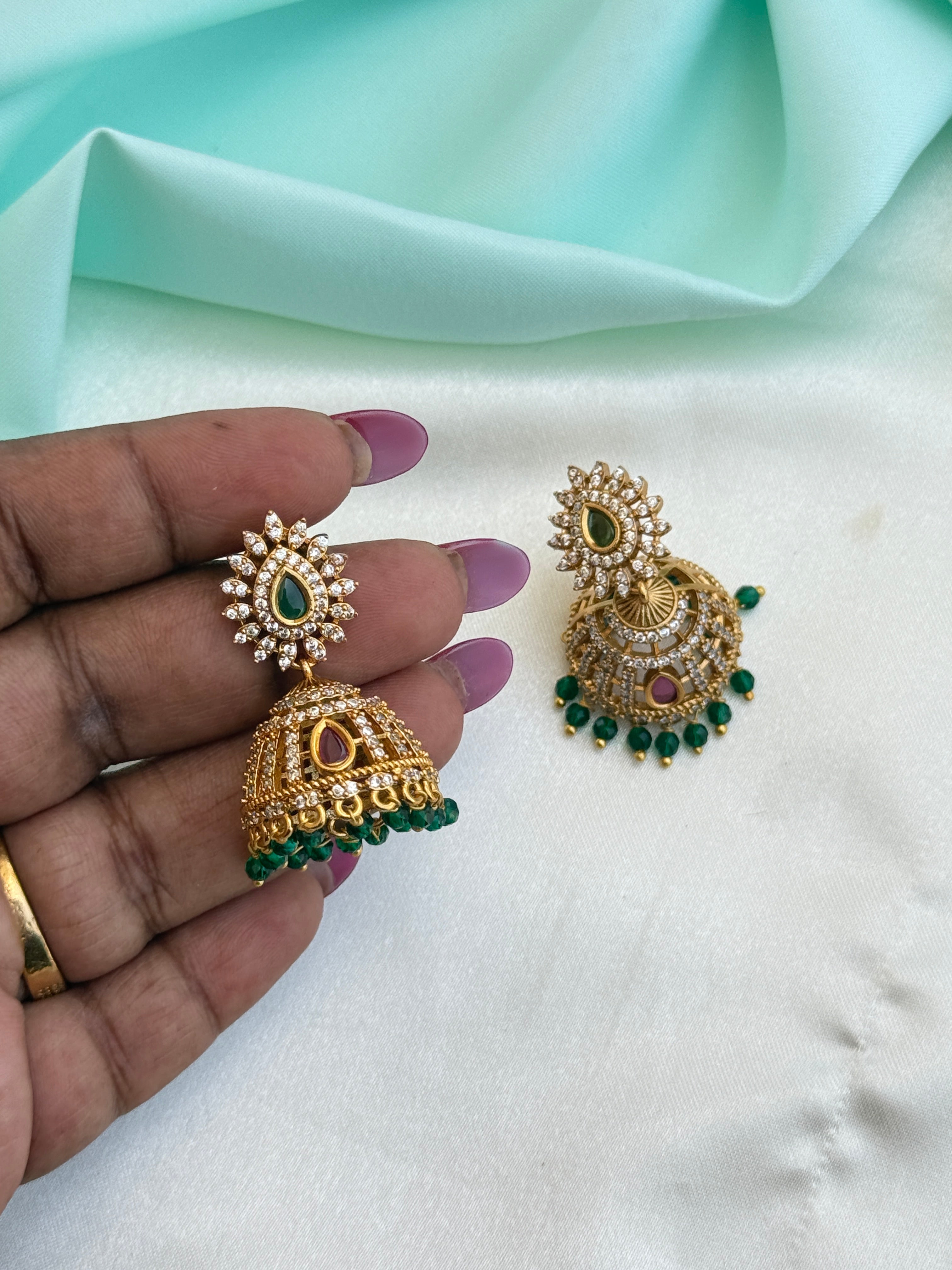 Er248 Kemp butta earrings with green beads and pearls