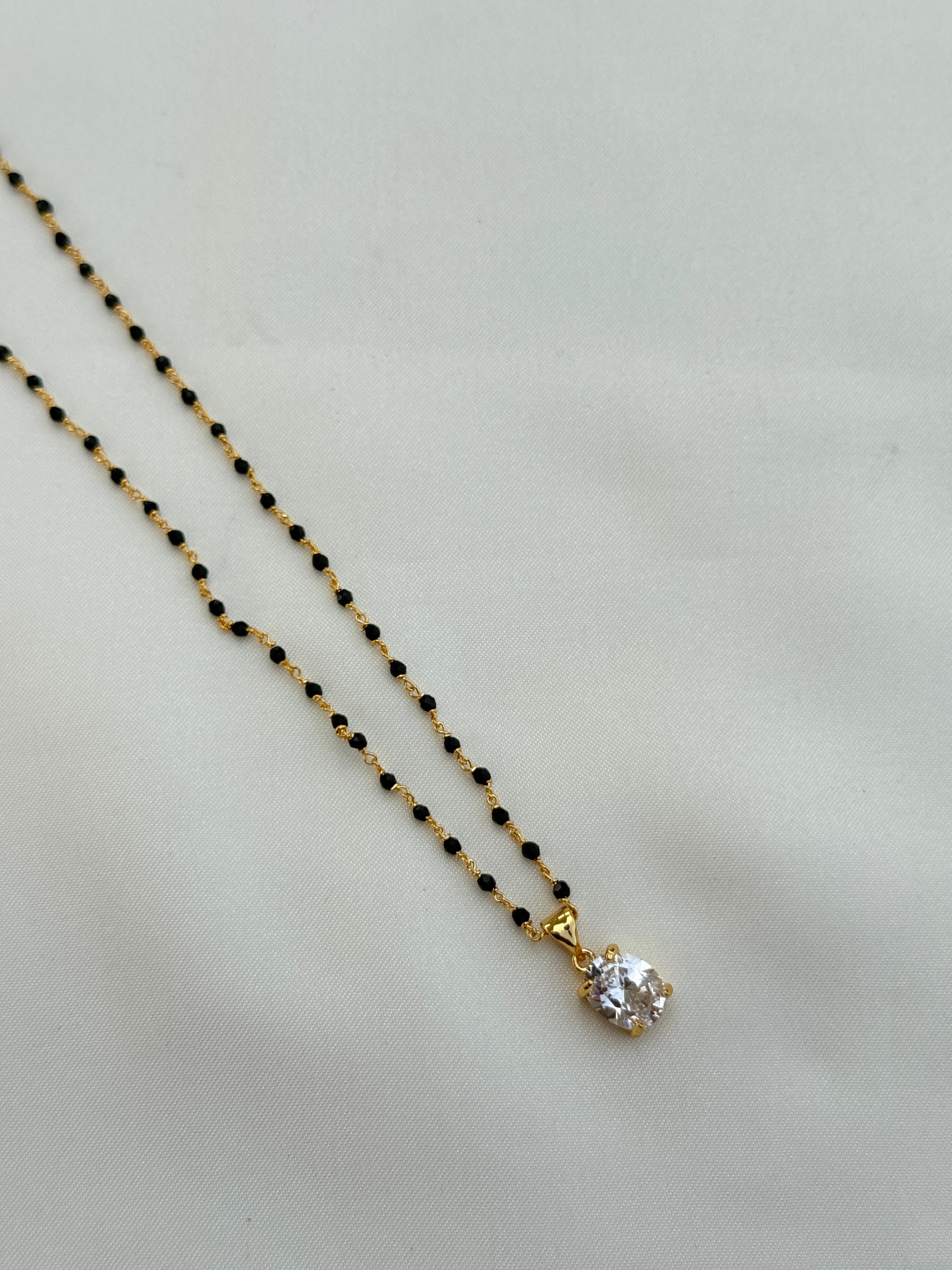 Bb044 single line white stone blackbeads