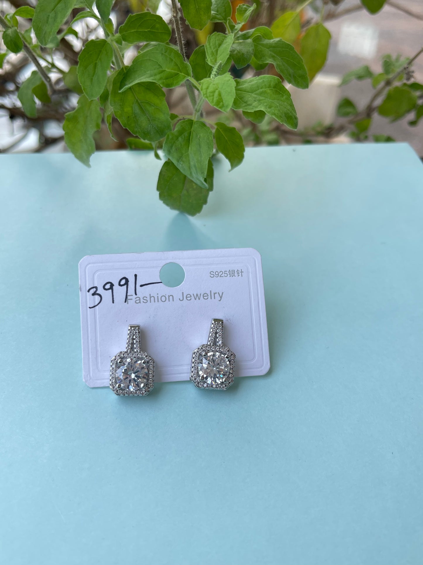 Solitaire finish earrings in 2 colors studs