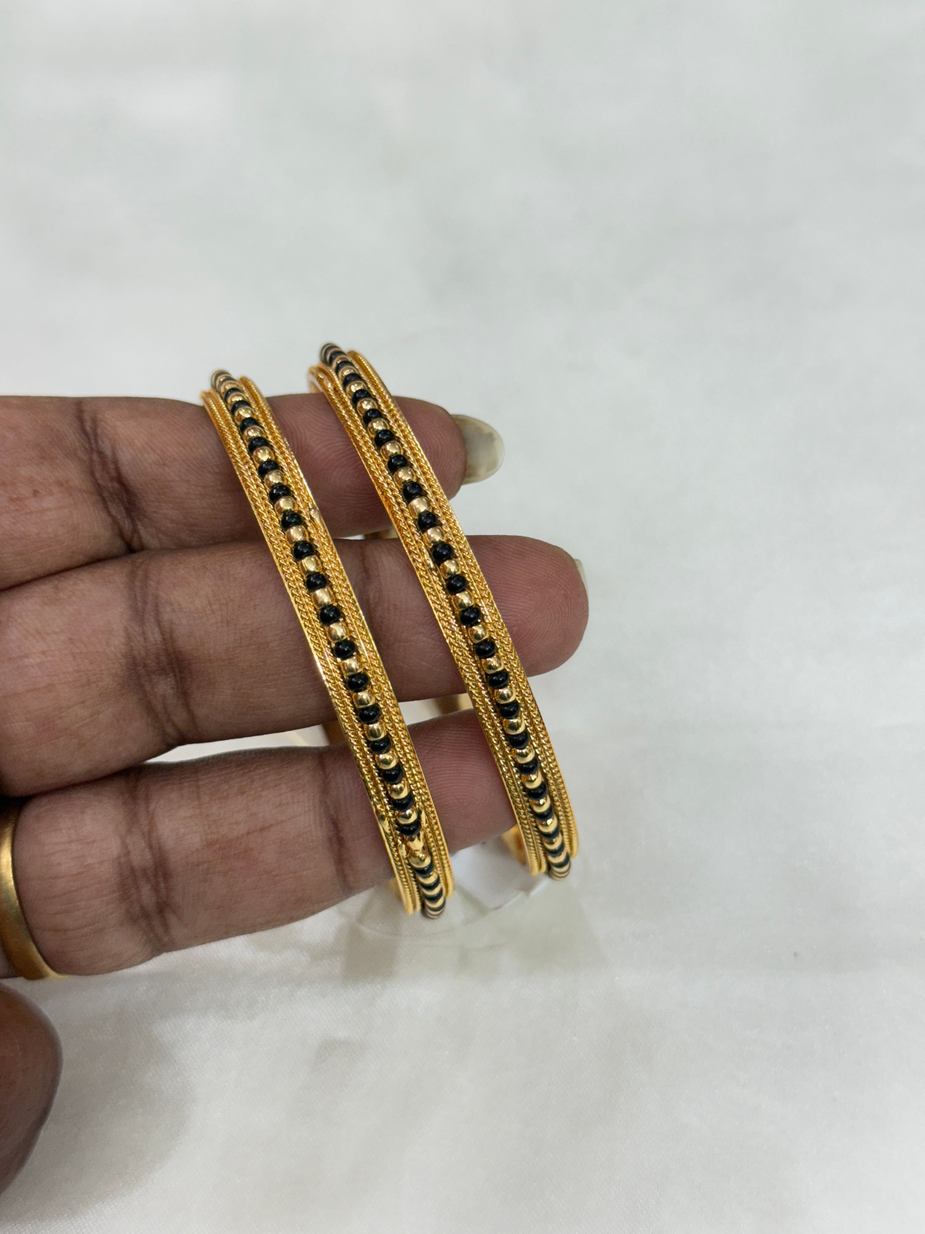 Sb133 Black beads bangles