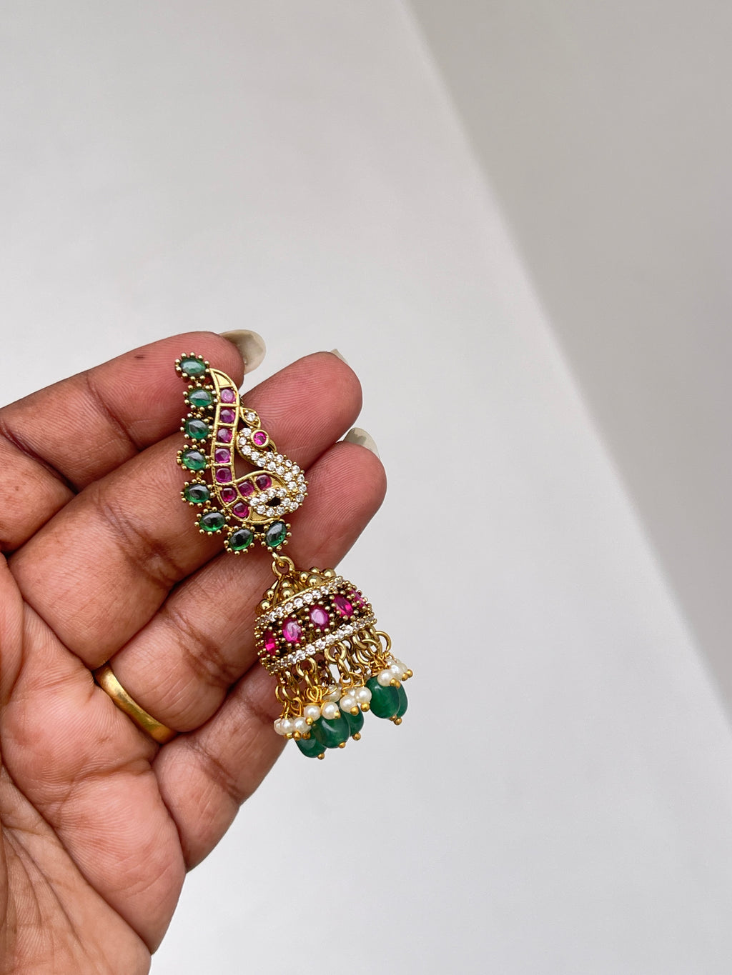 Er132 peacock kemp gold butta earrings