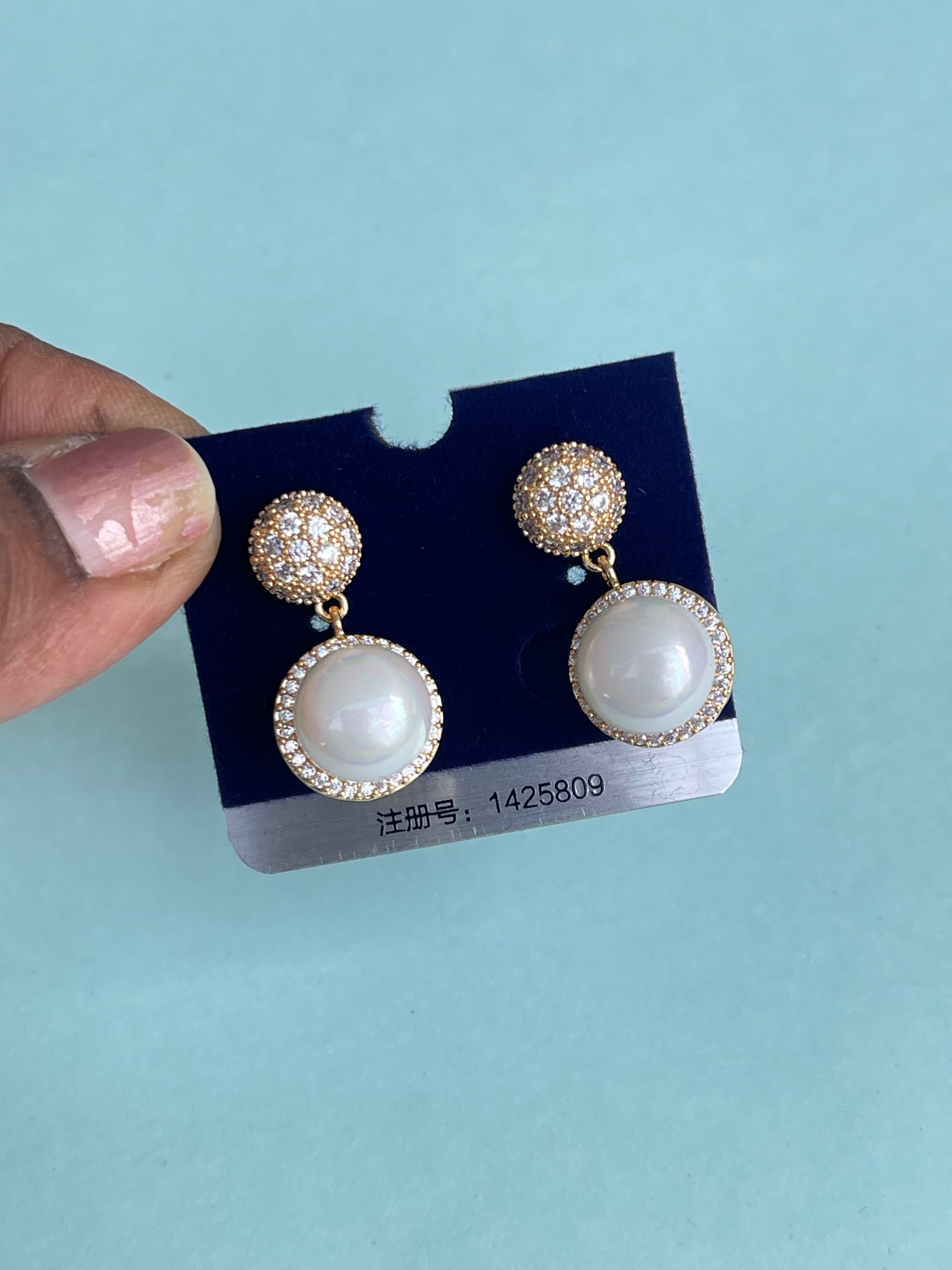 Pearl hanging studs Color won't fade