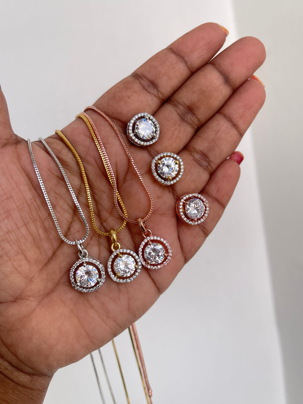 Solitaire chain with studs