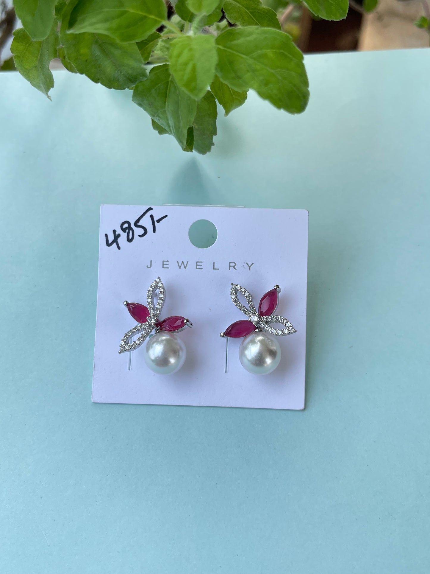 4 leaf pearl hanging studs