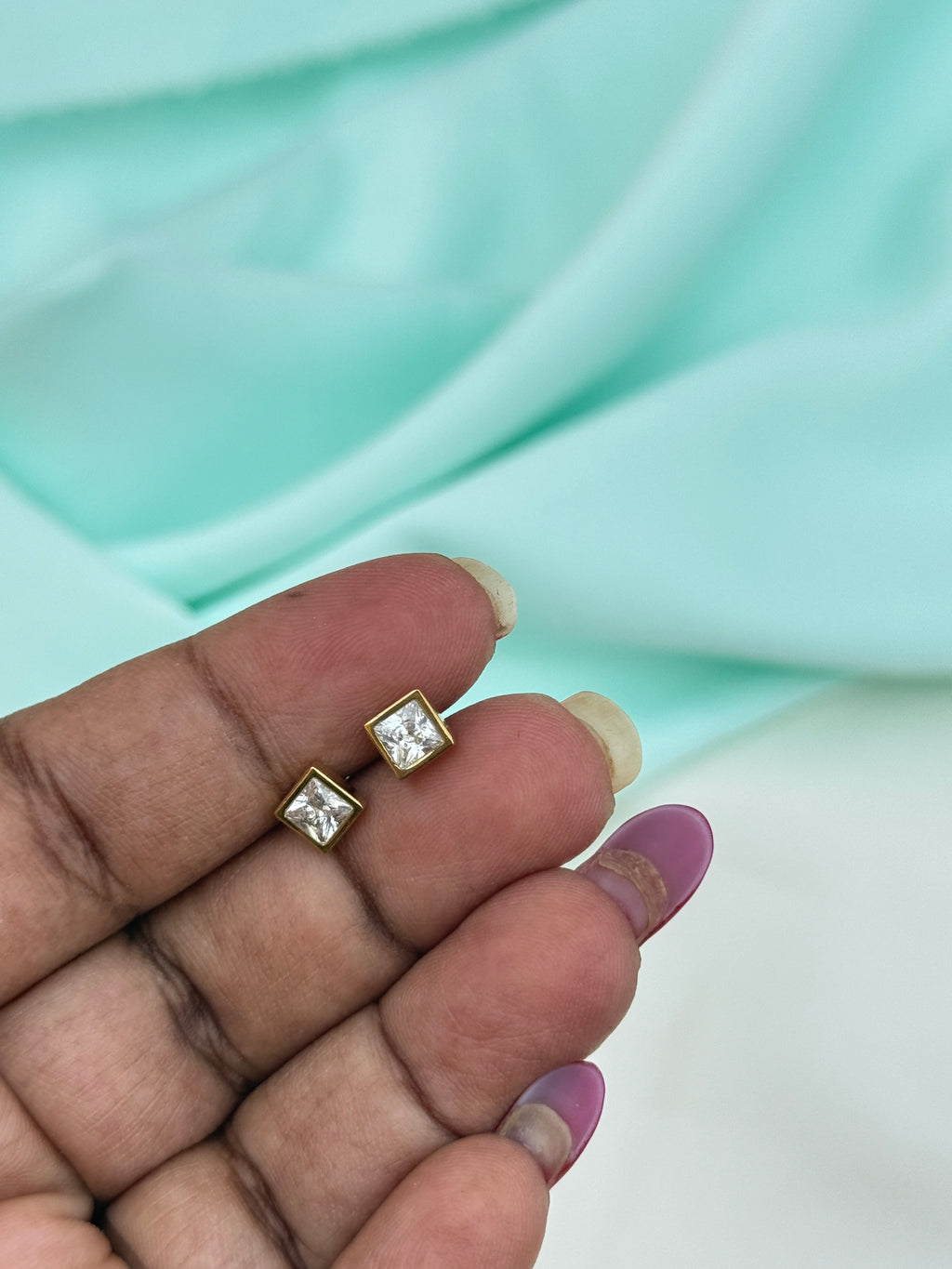 St055 anti tarnish white stone stud
