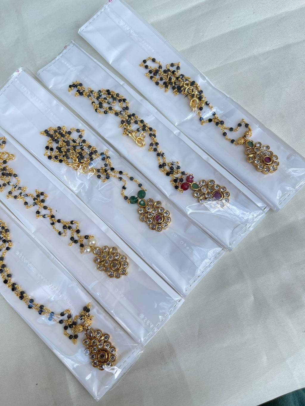 Single line short blackbeads with small pendant bb1631