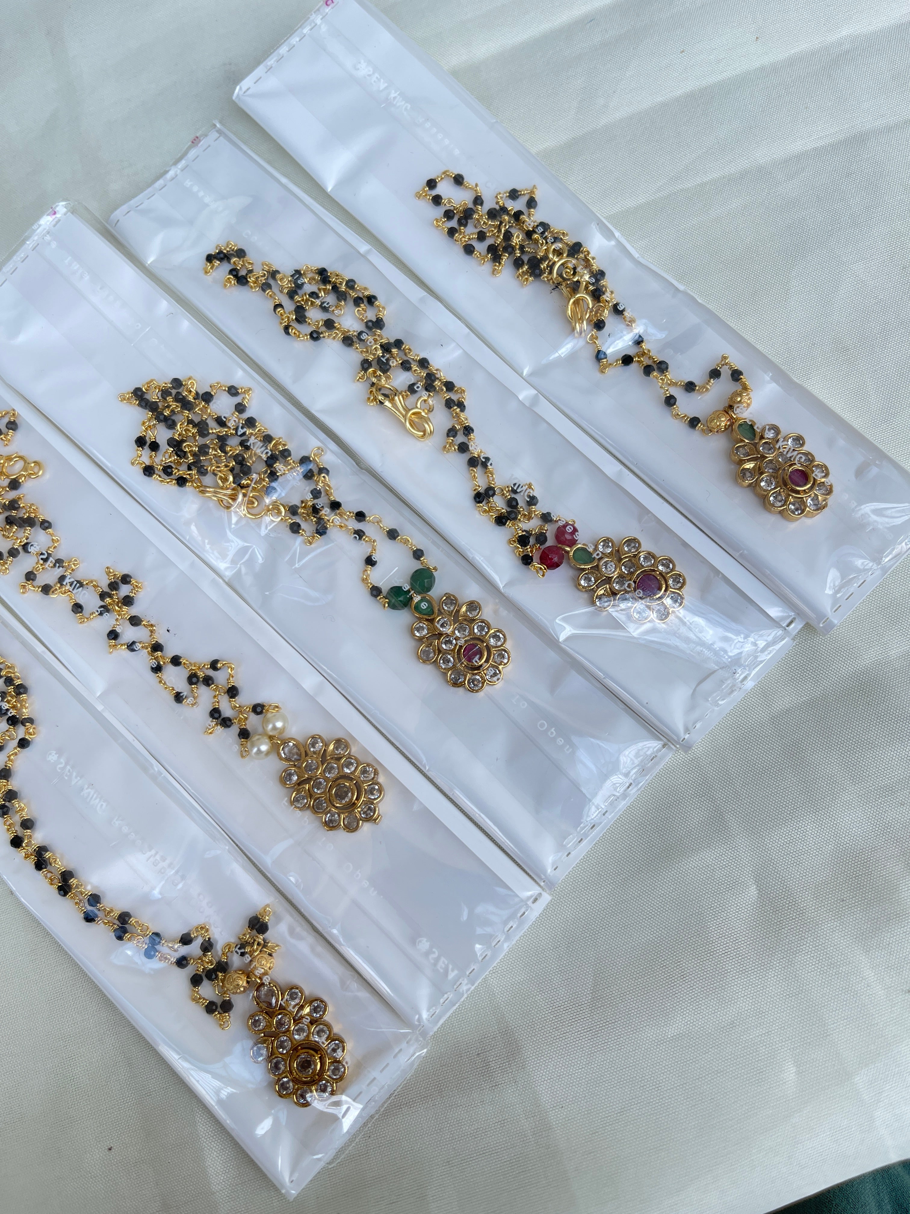 Single line short blackbeads with small pendant bb1631