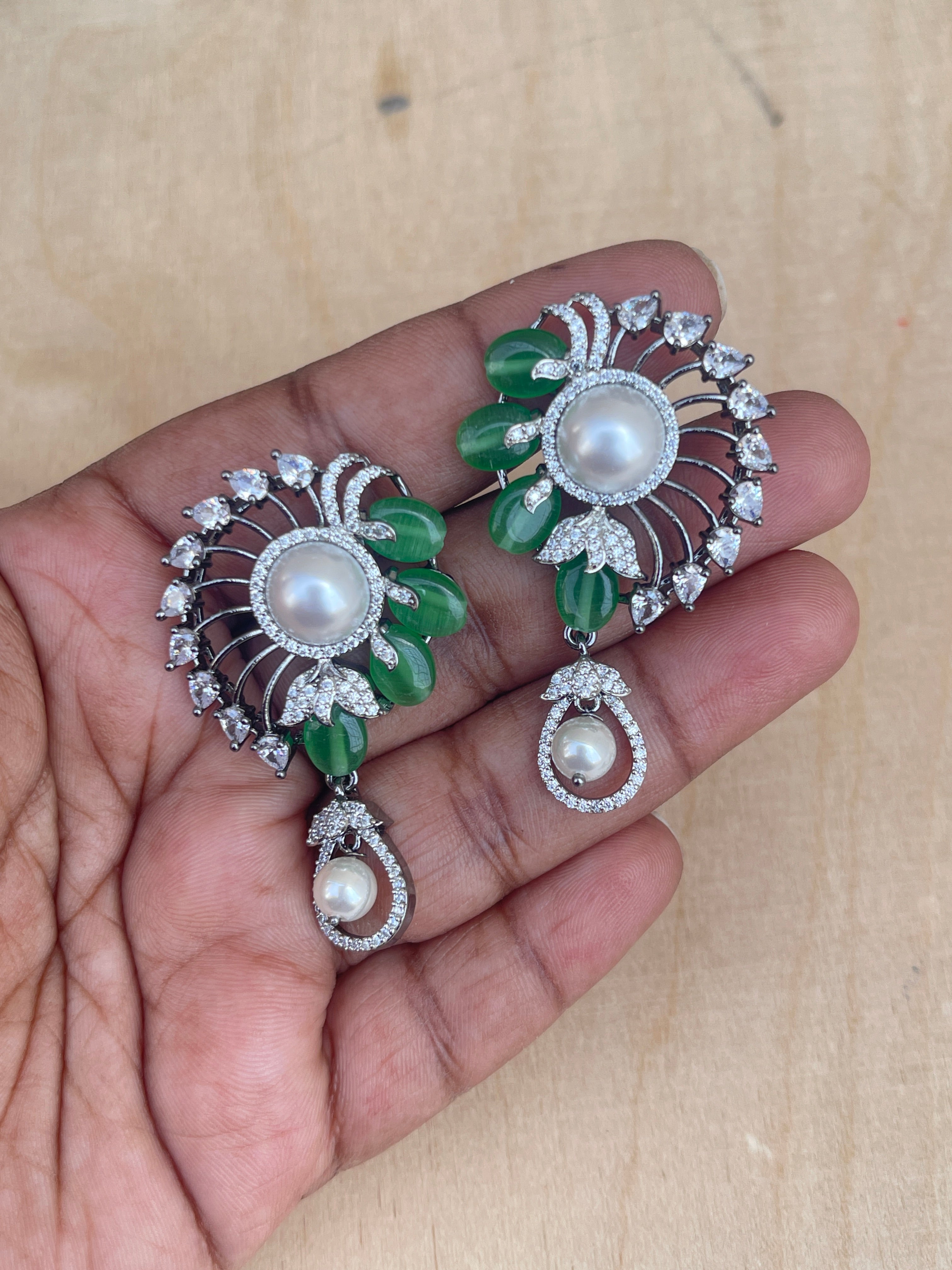 Round green zircon studs hangings se001
