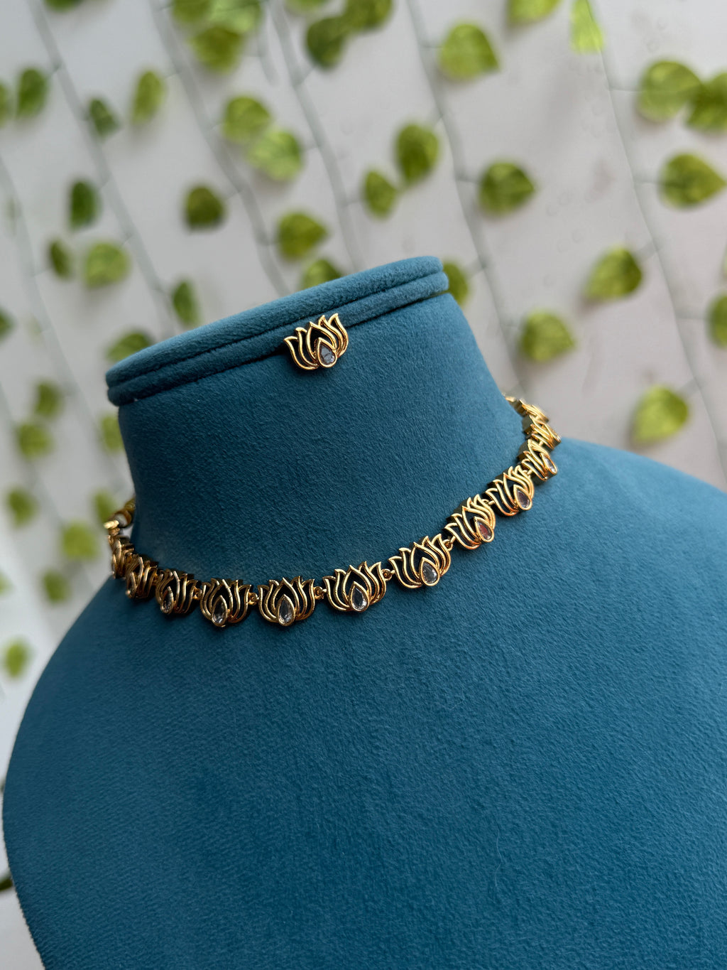 Ns869 lotus design short neckset with studs