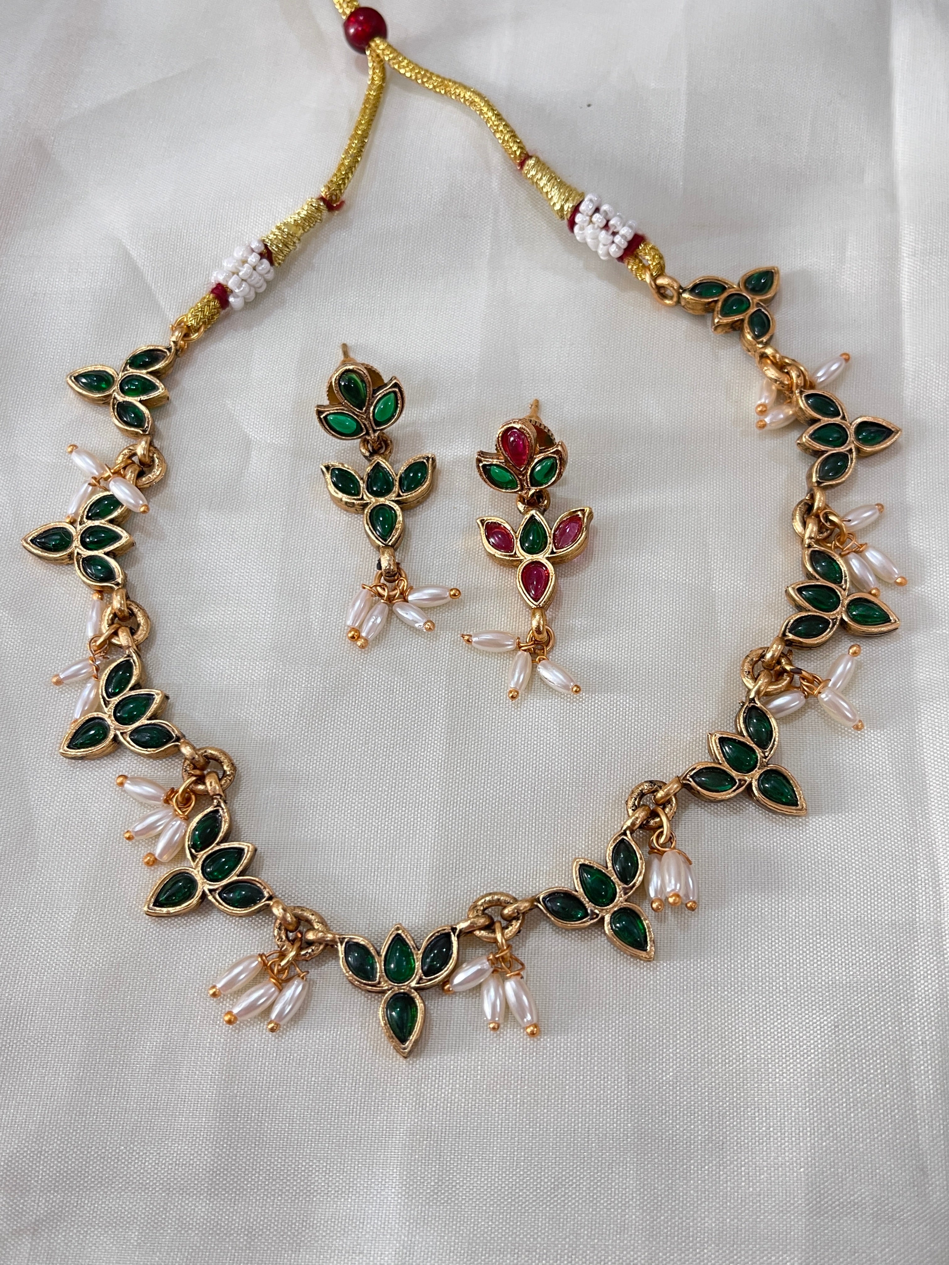 Reversible neckset can use in 2 ways ..