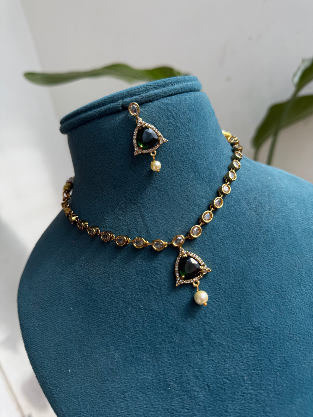 Ns469 uncuts emerald stone neckset