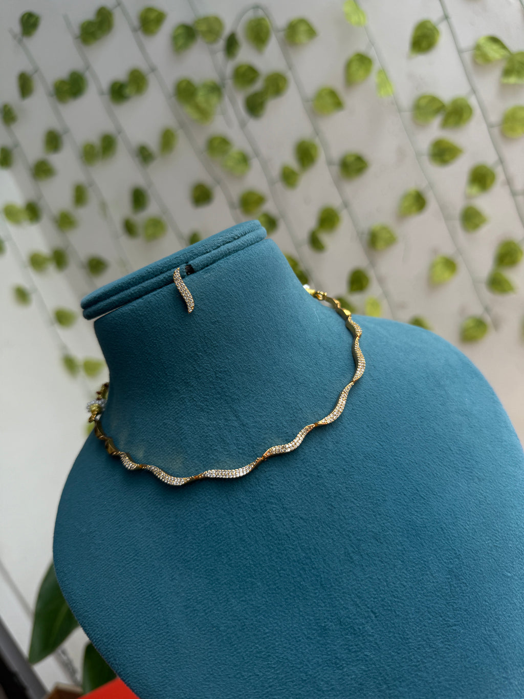 Unique Azure Wave Elegance short Neckset with studs ns355