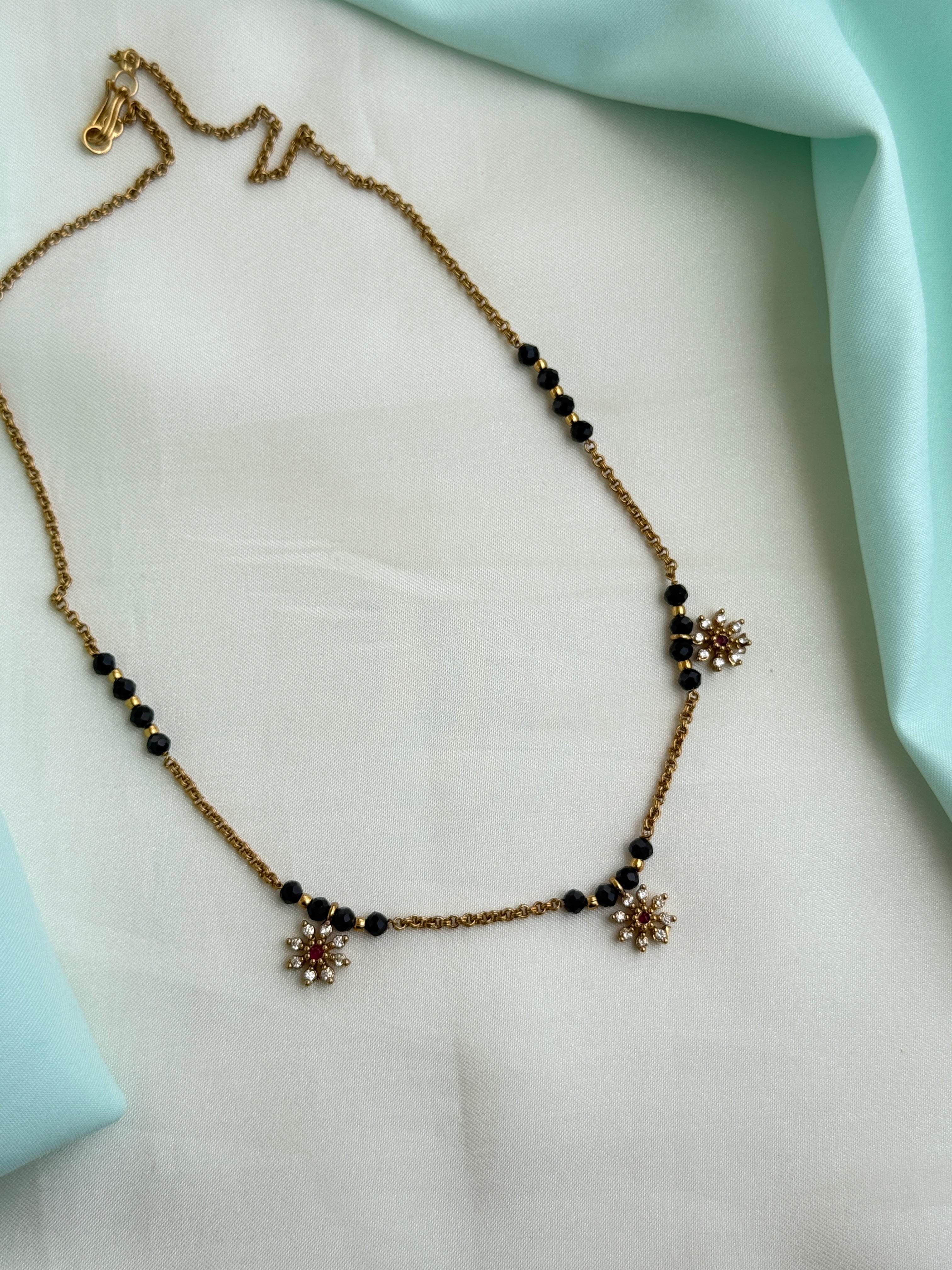 Bb139 3 flowers 18inches black beads