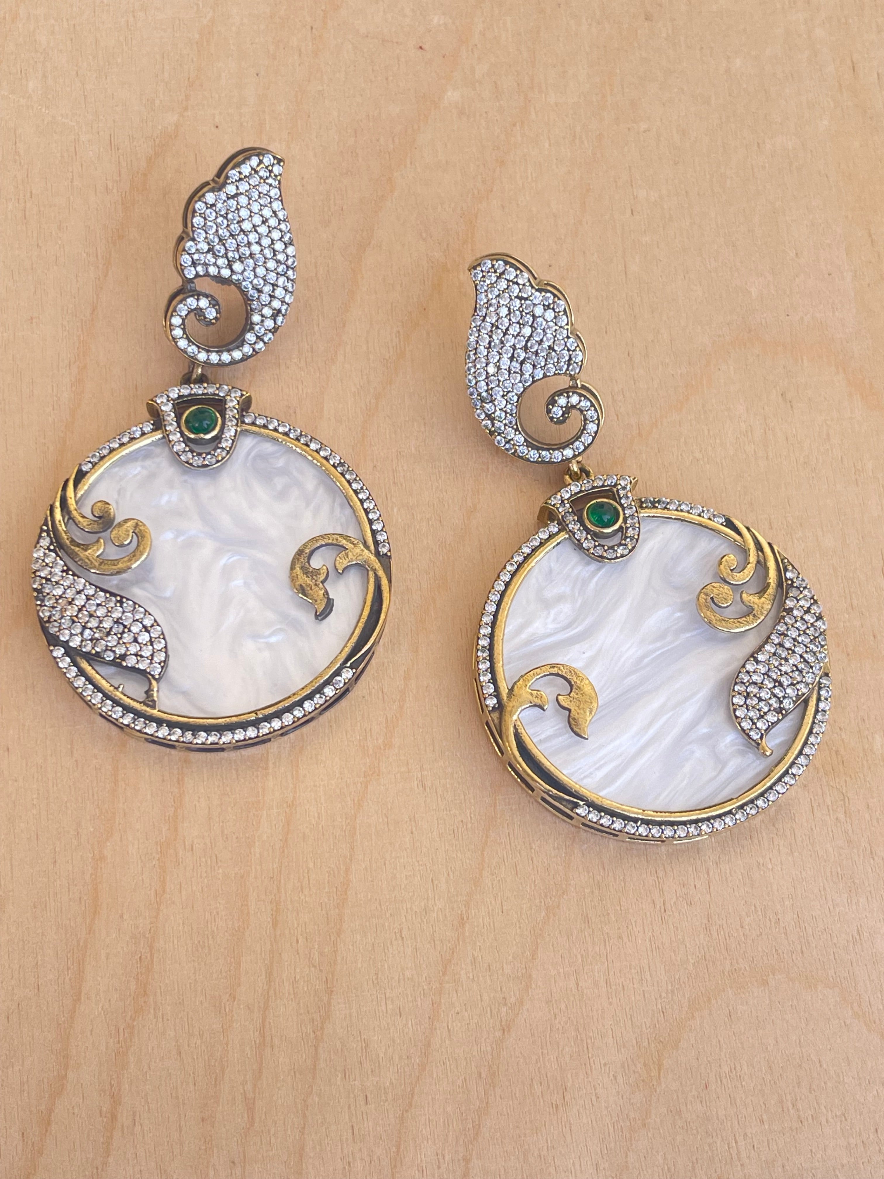 Lightweight zircon mother pearl white earrings