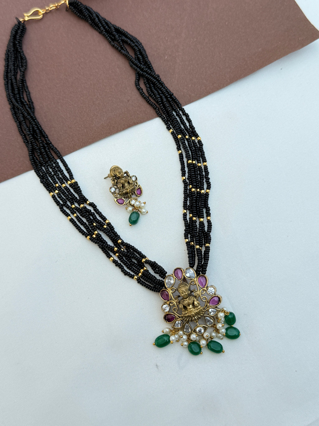 Bb087 18 inches 6 lines lakshmidevi blackbeads with green beads with earrings