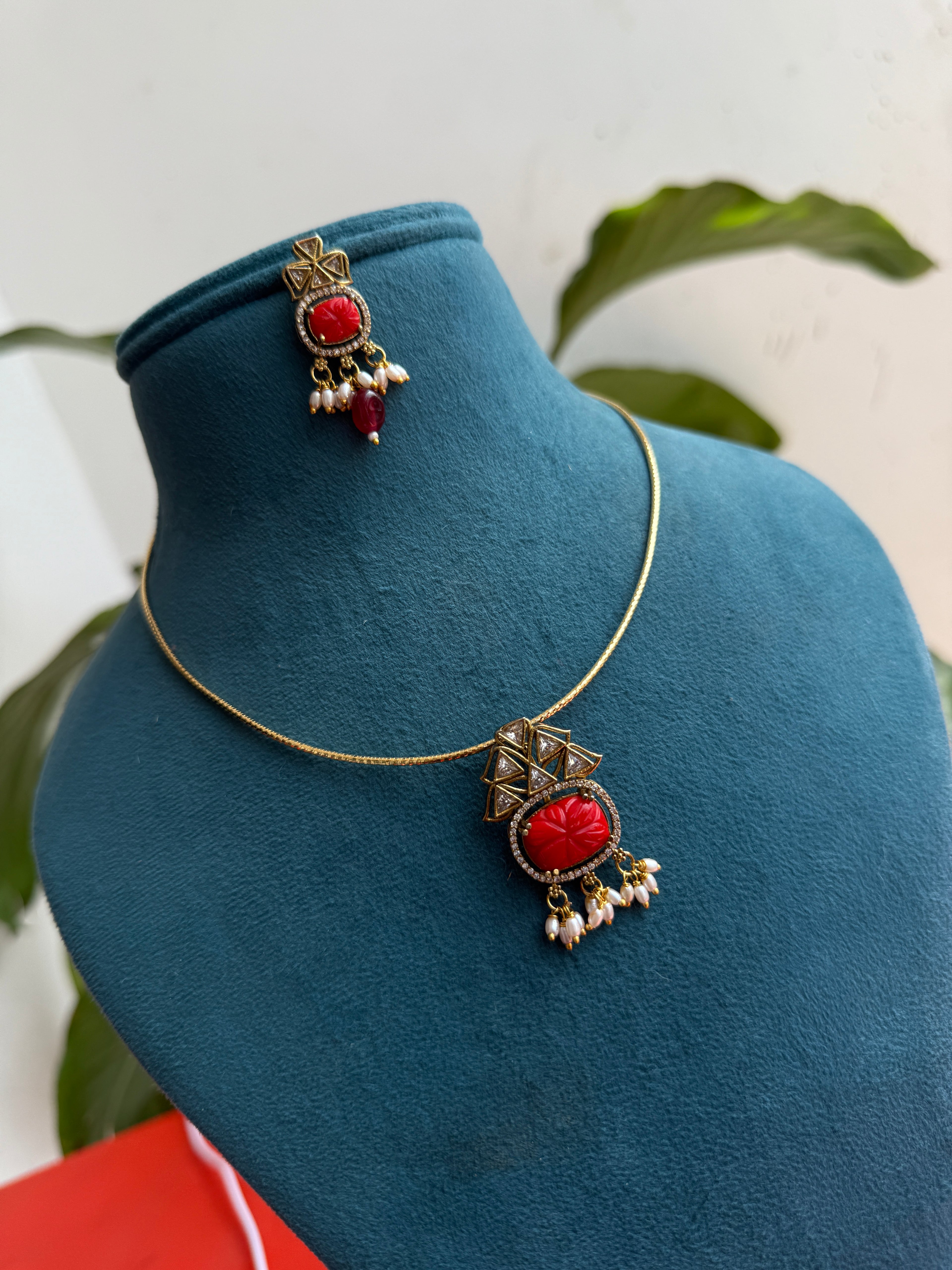 Hs012  hasli with pendant and earrings