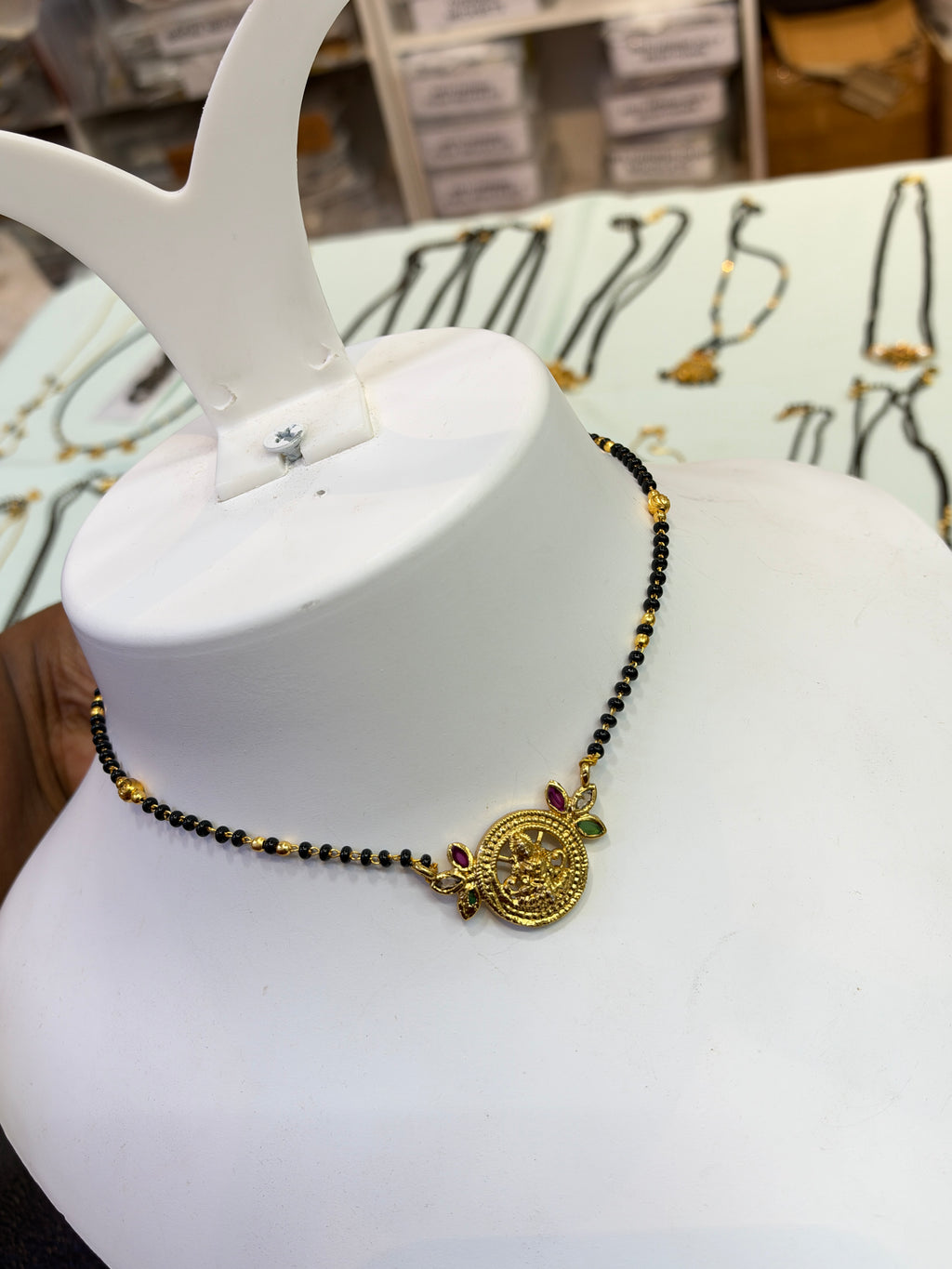 Bb444 Lakshmidevi 3 stones single line 18 inches black beads