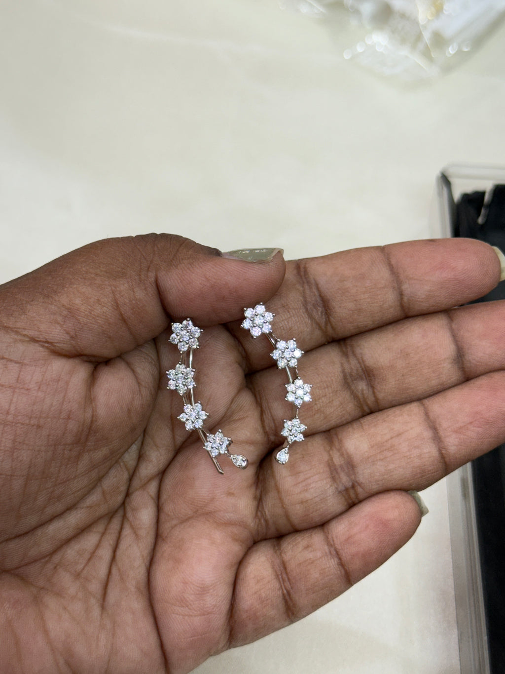 Ec001 silver 4 flowers earcuffs