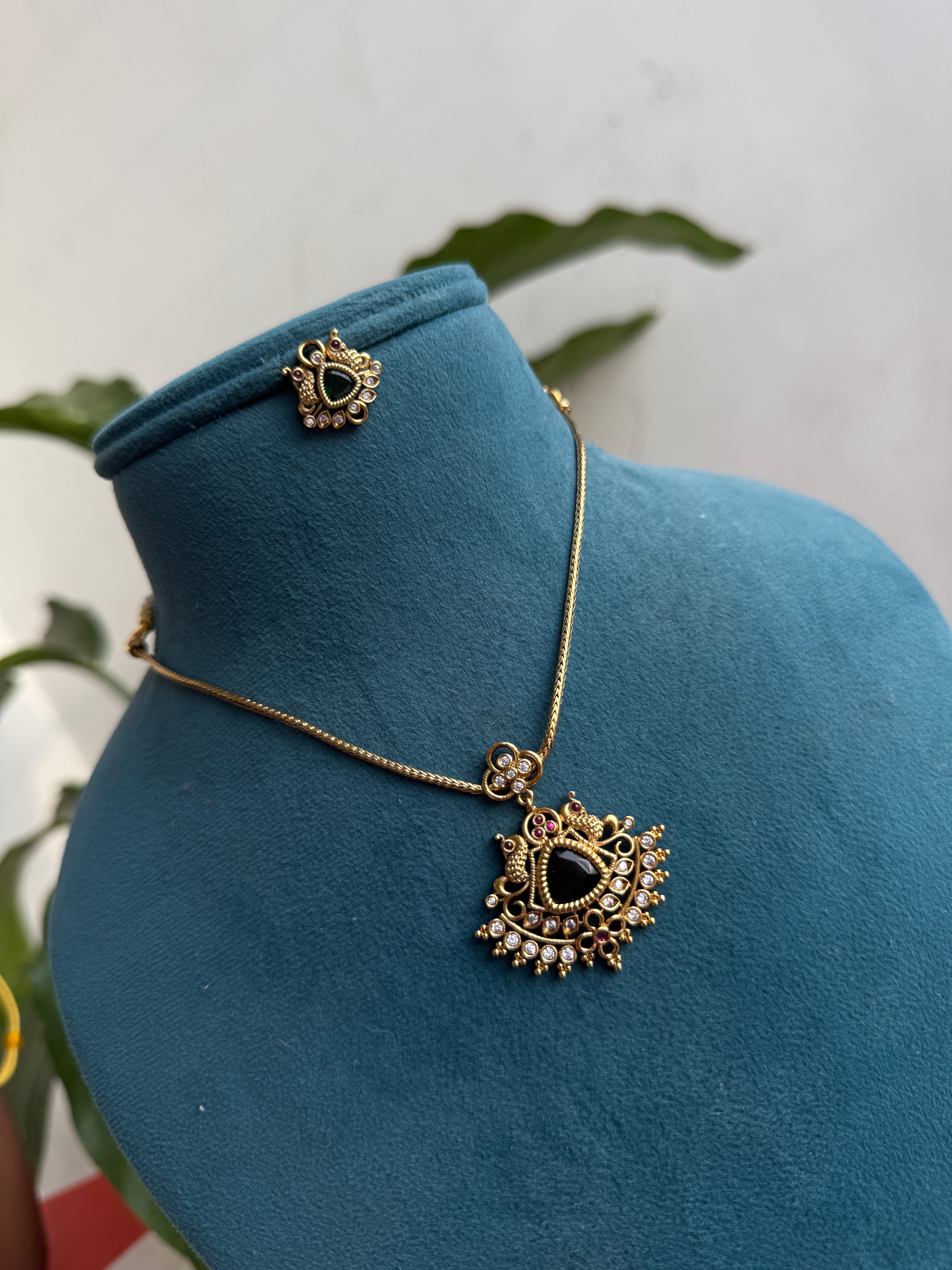 Ns502 simple emerald pendant with earrings