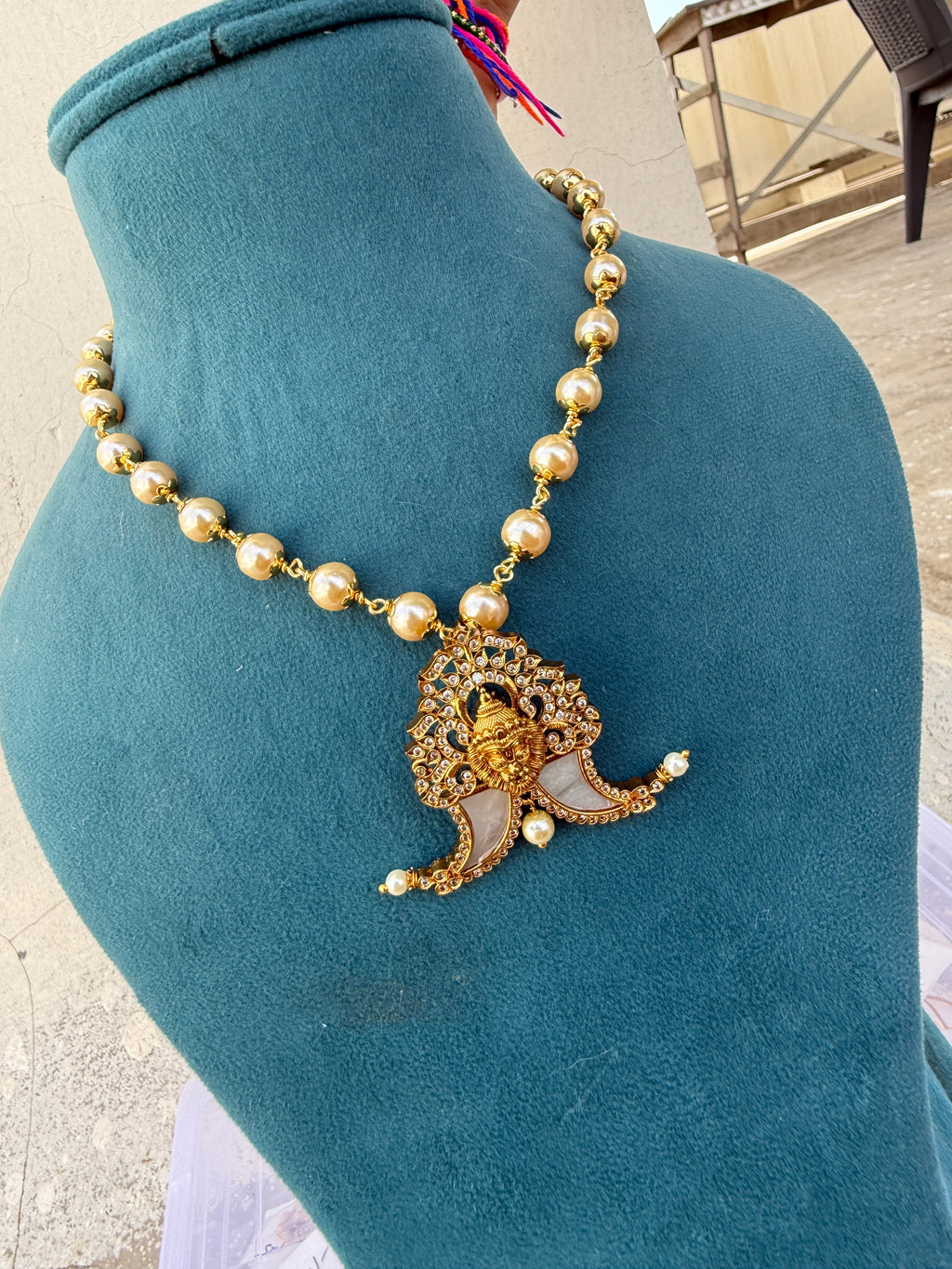 Bb047 pearl chain with puligoru pendant