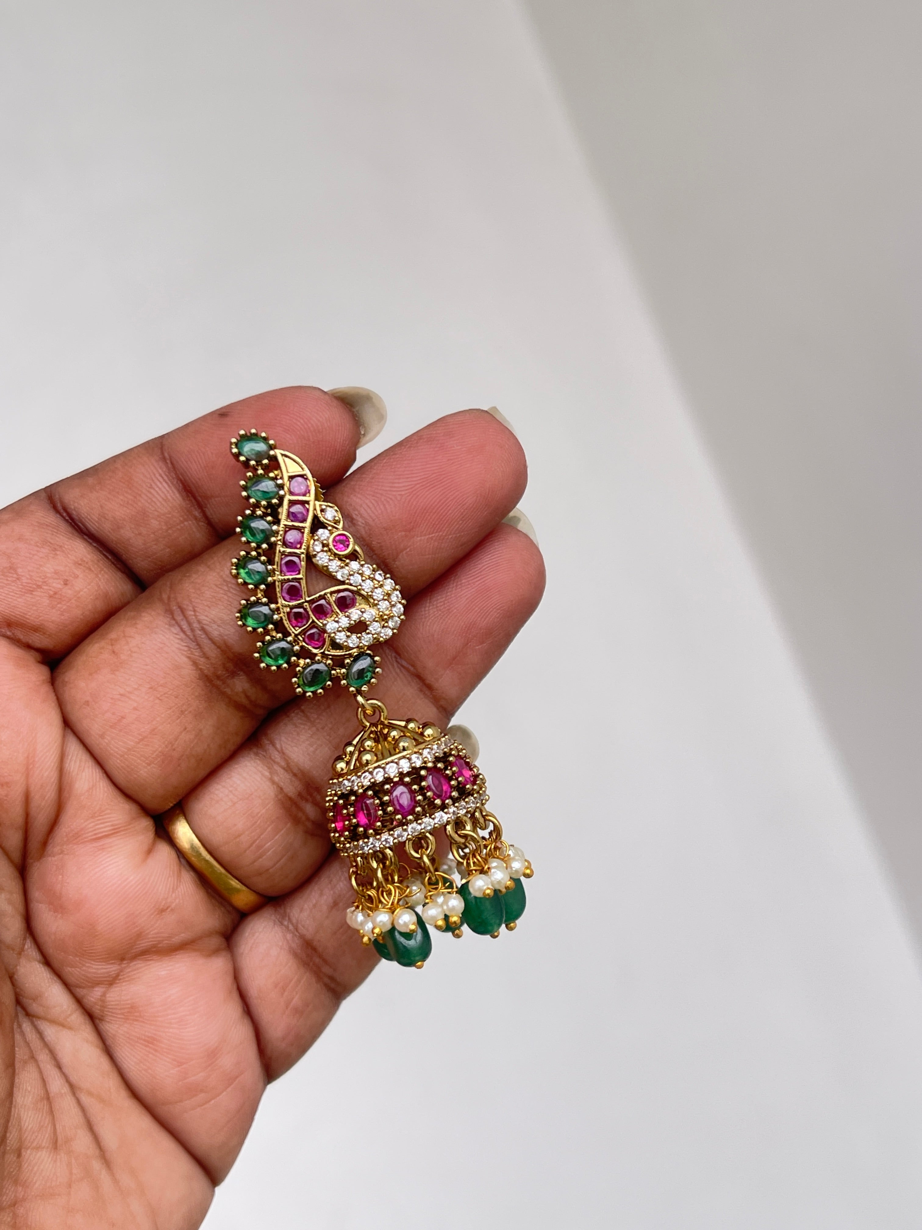Er132 peacock kemp gold butta earrings