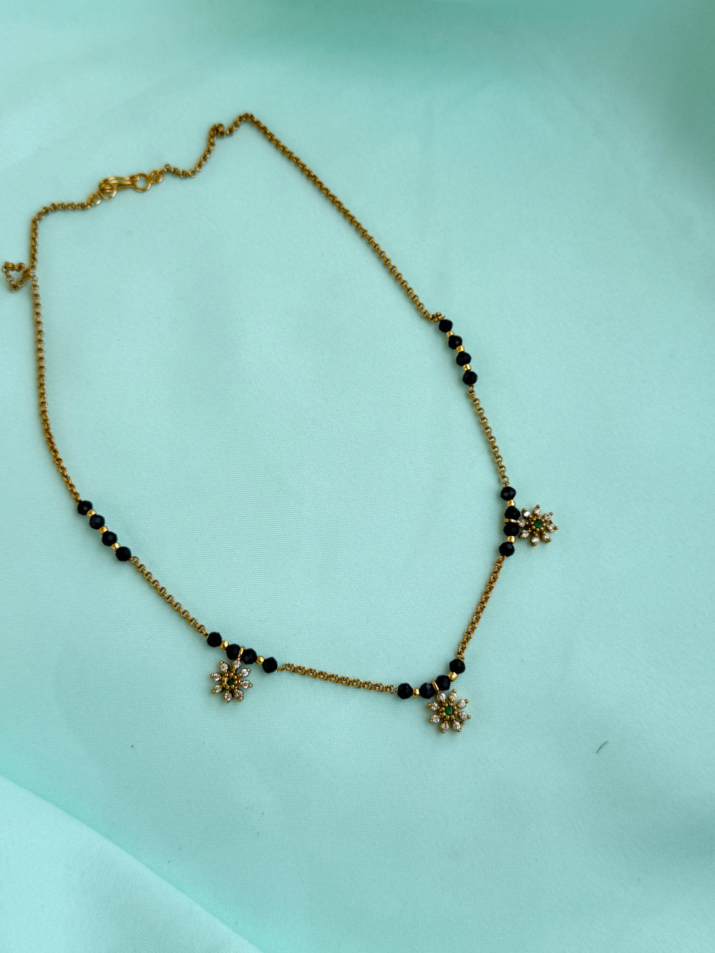 Bb139 3 flowers 18inches black beads