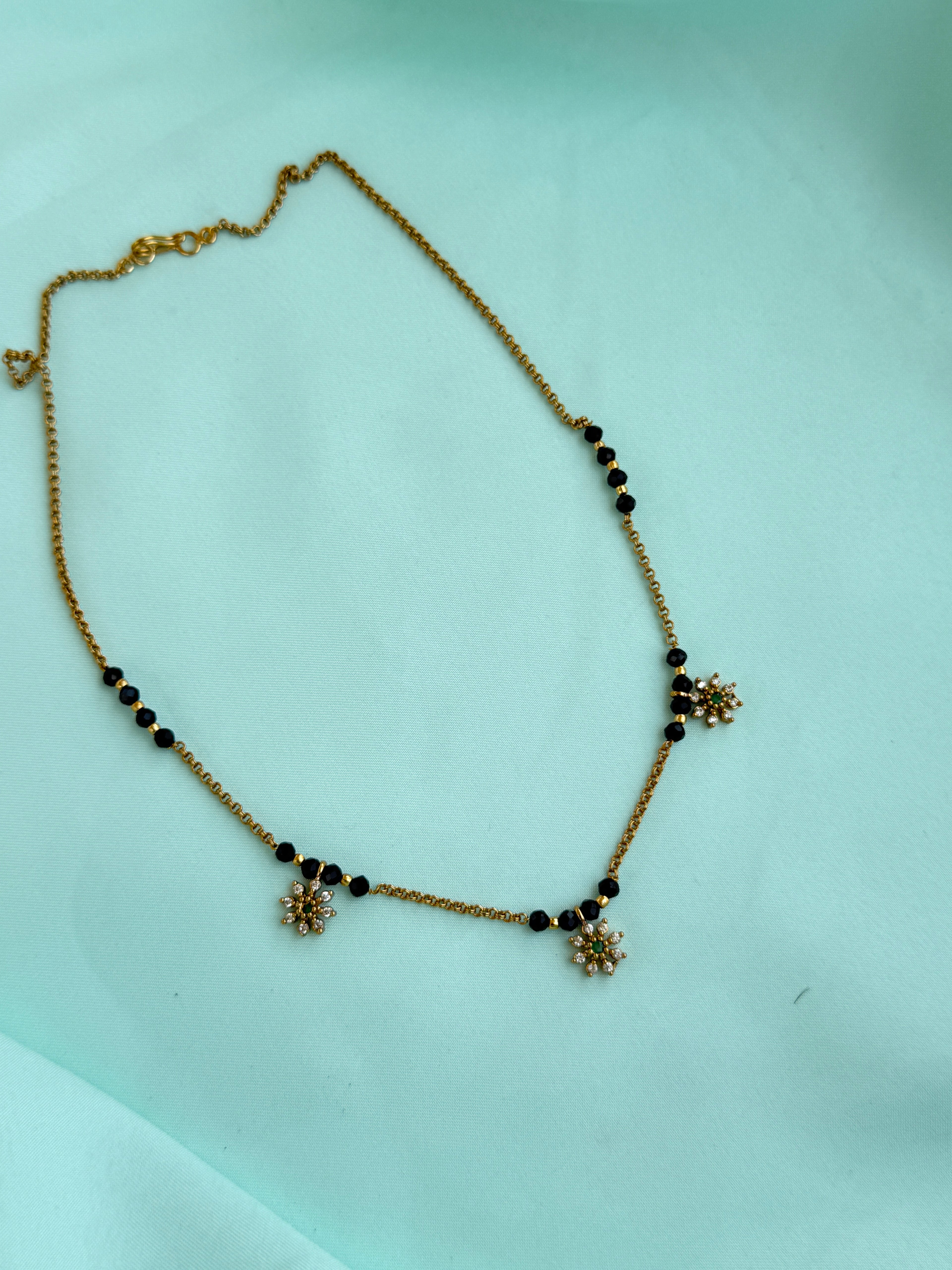 Bb139 3 flowers 18inches black beads