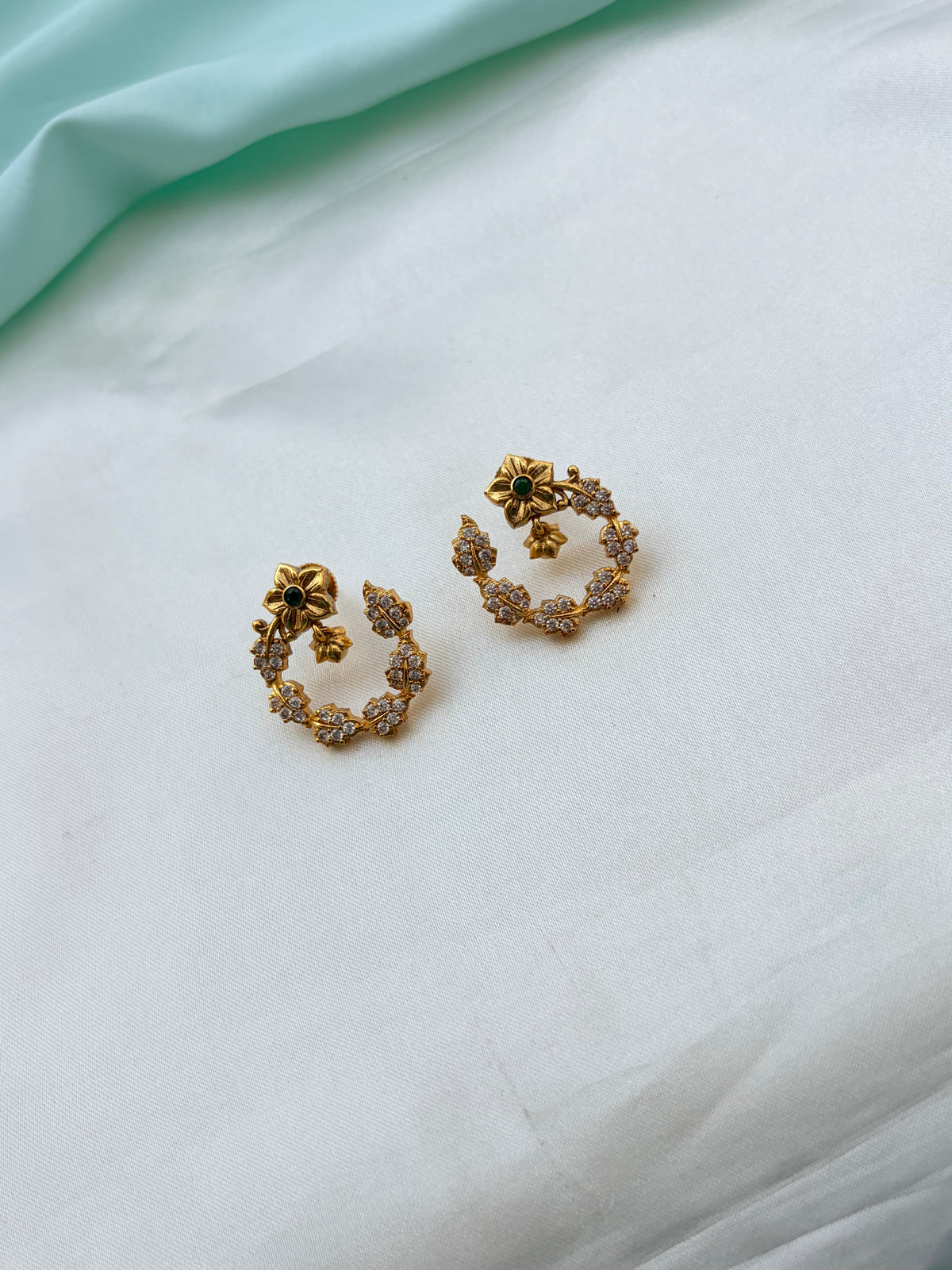 Flower and leaf design studs Er963