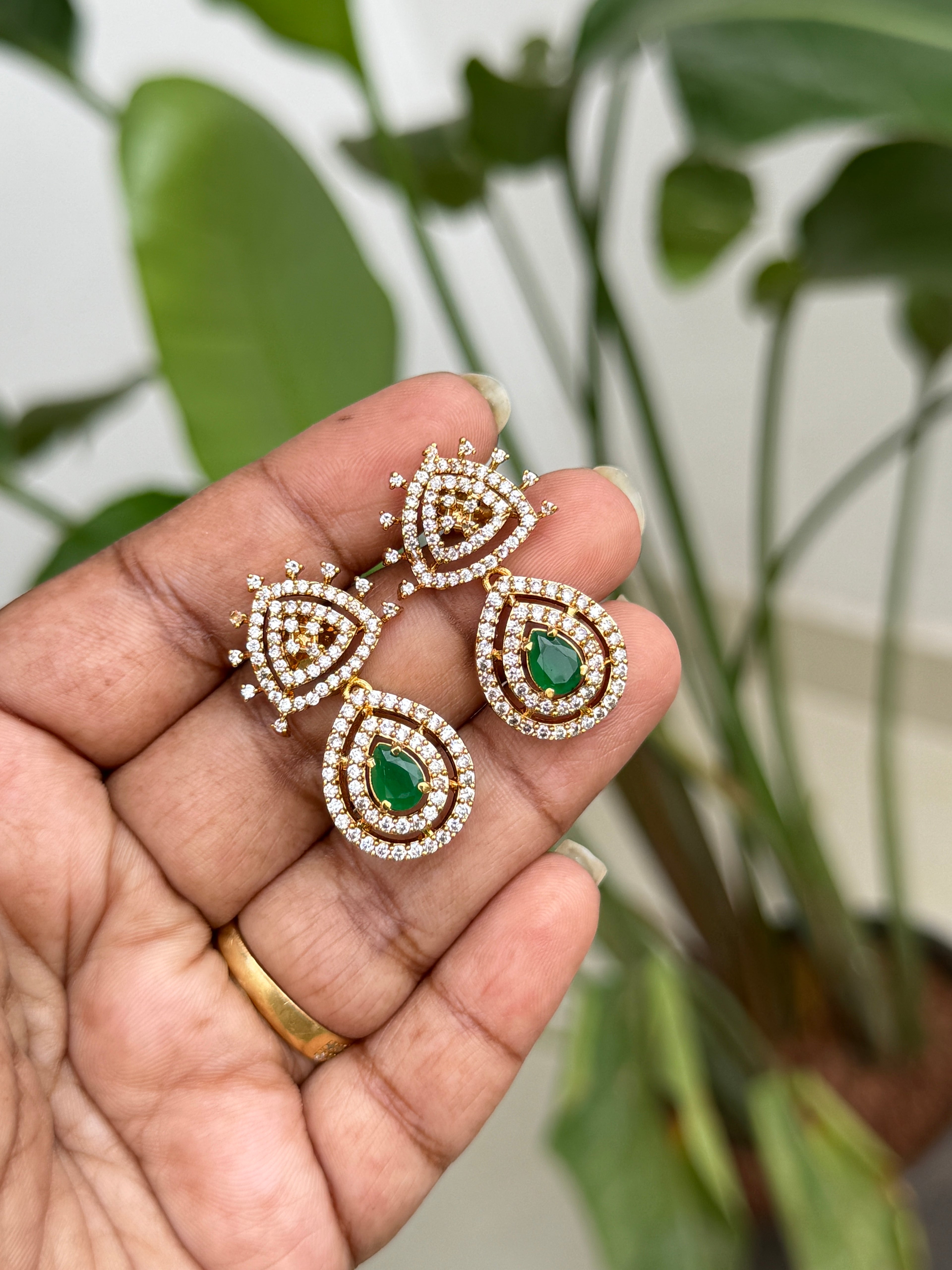 Er106 emerald white stone earrings