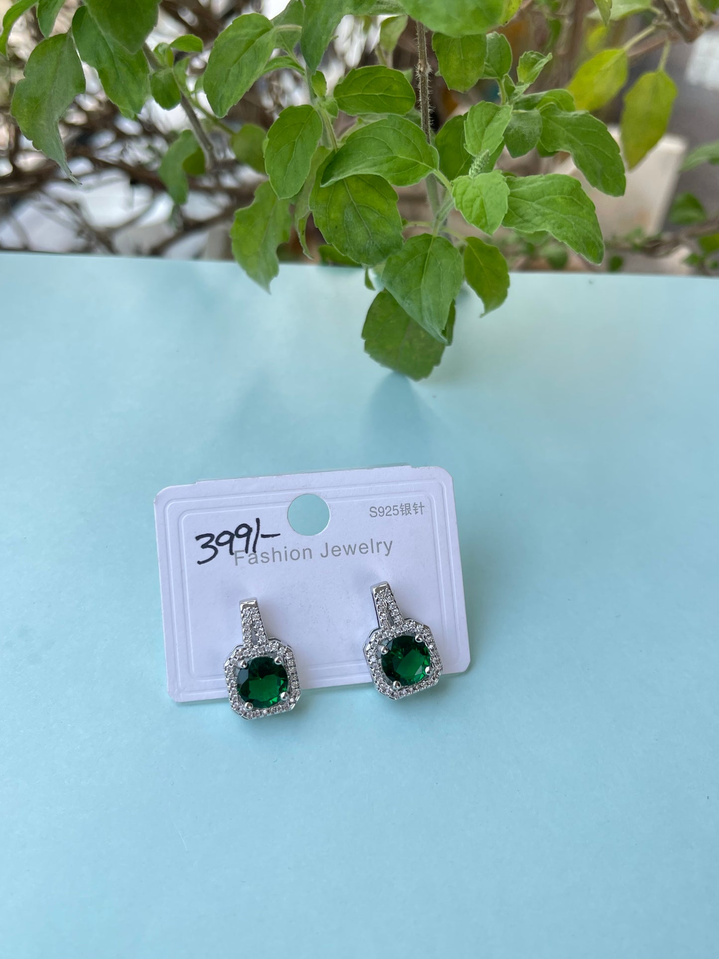 Solitaire finish earrings in 2 colors studs