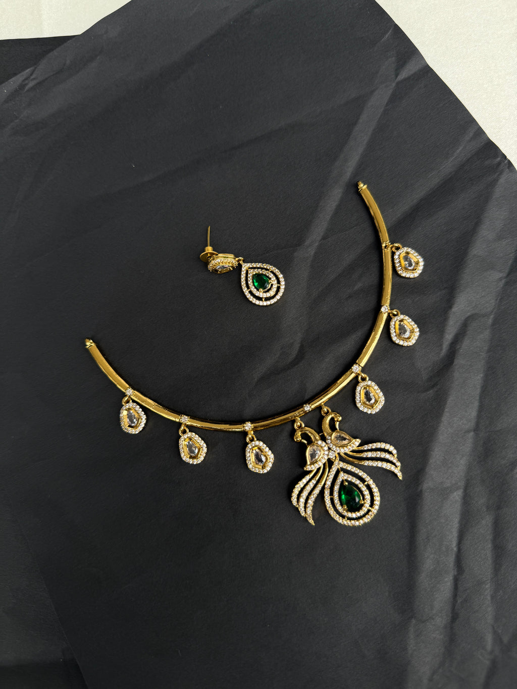 NS420 Kante style Neckset with earrings in green stone