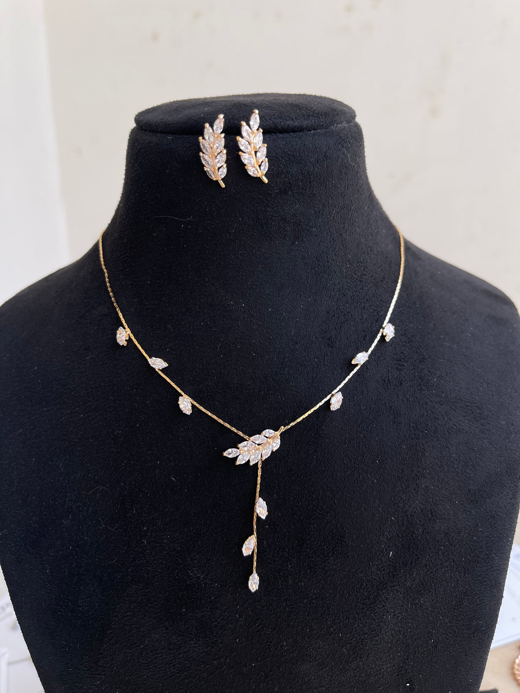 Leaf handging chain with studs