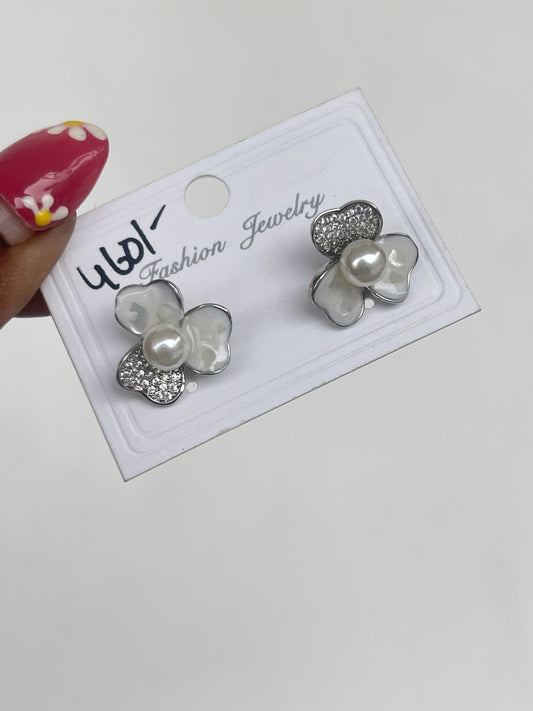 Silver flower pearl stud