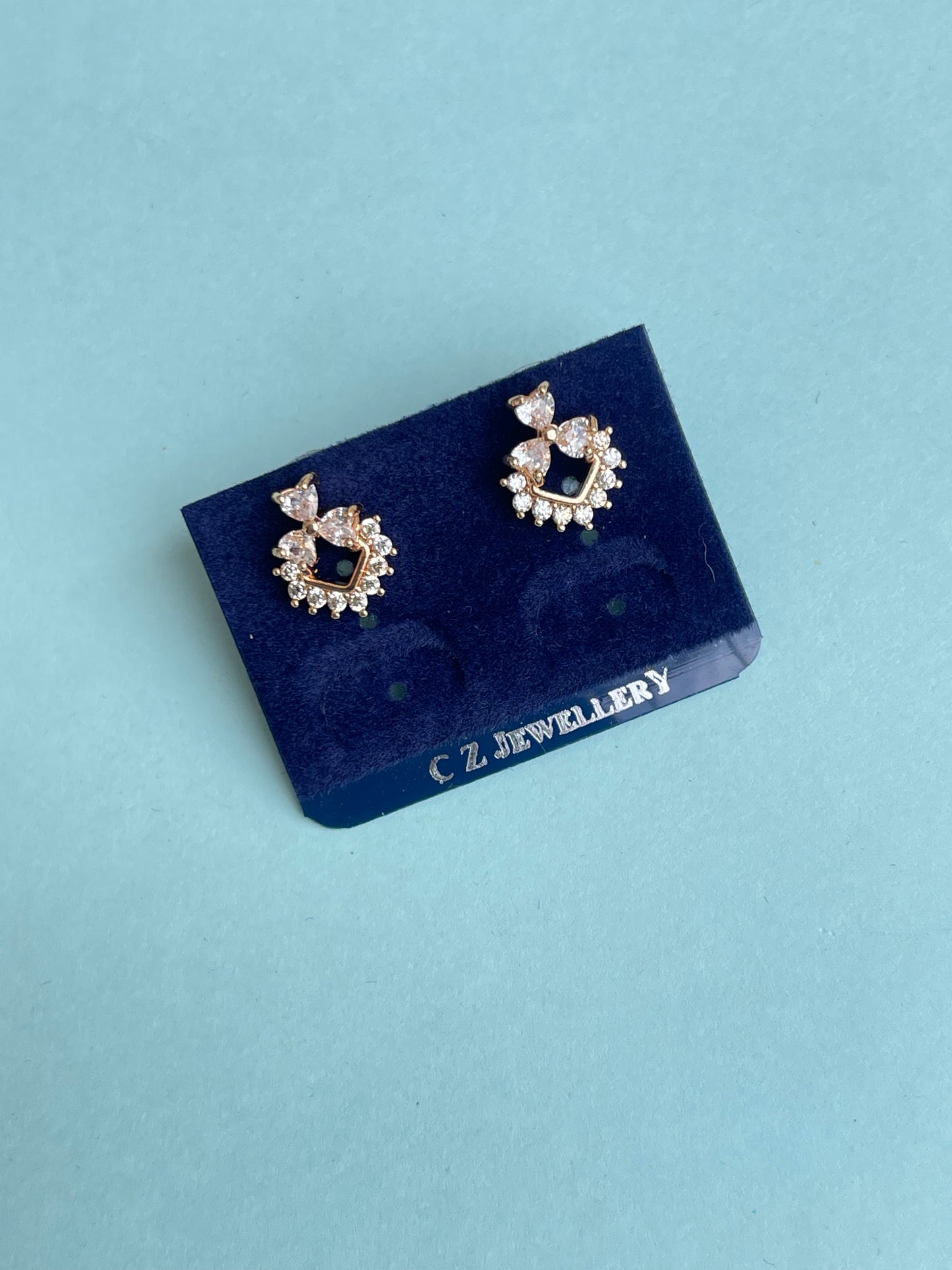 3 petals rhombus studs