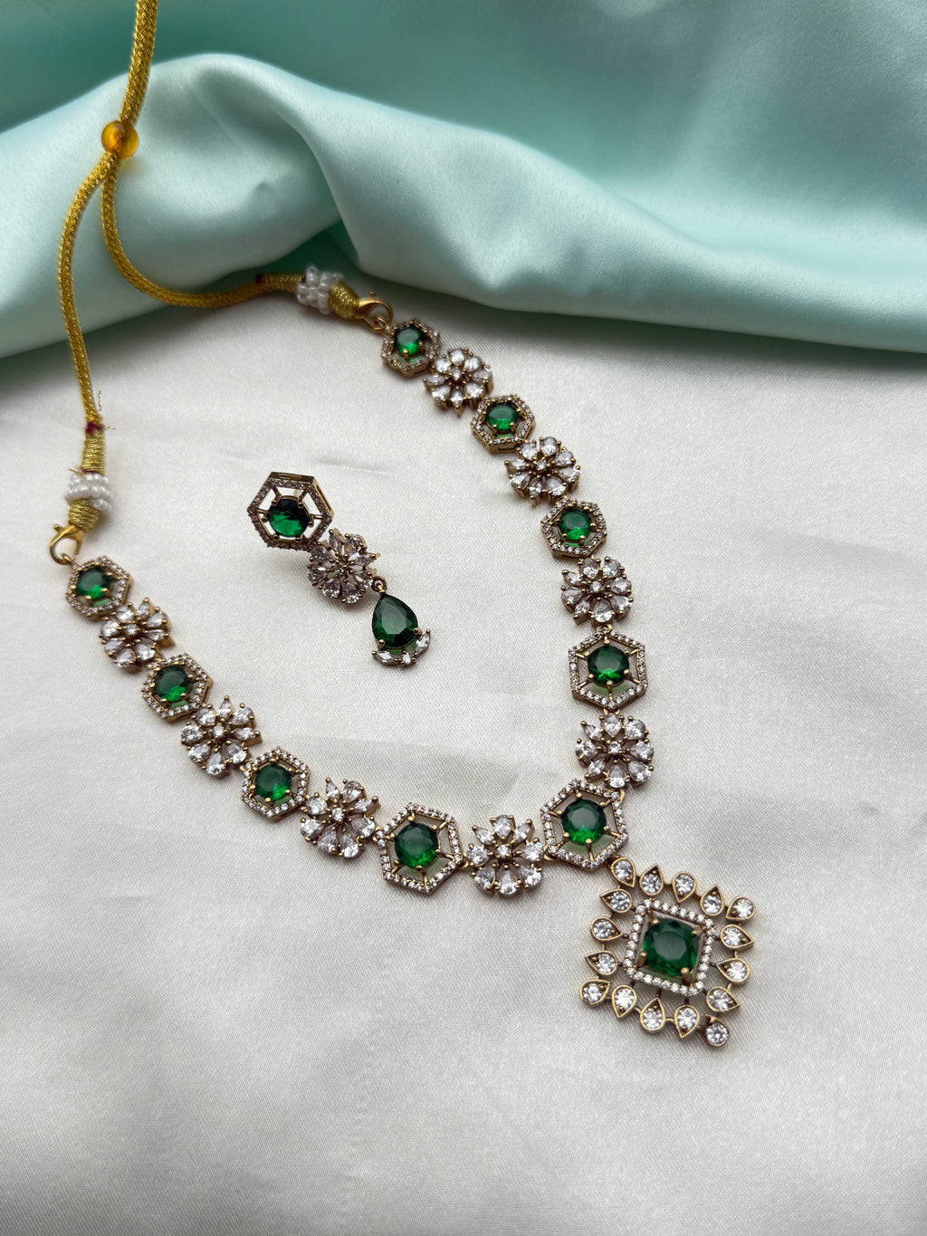 Unique emerald  flower design Neckset with earrings ns892