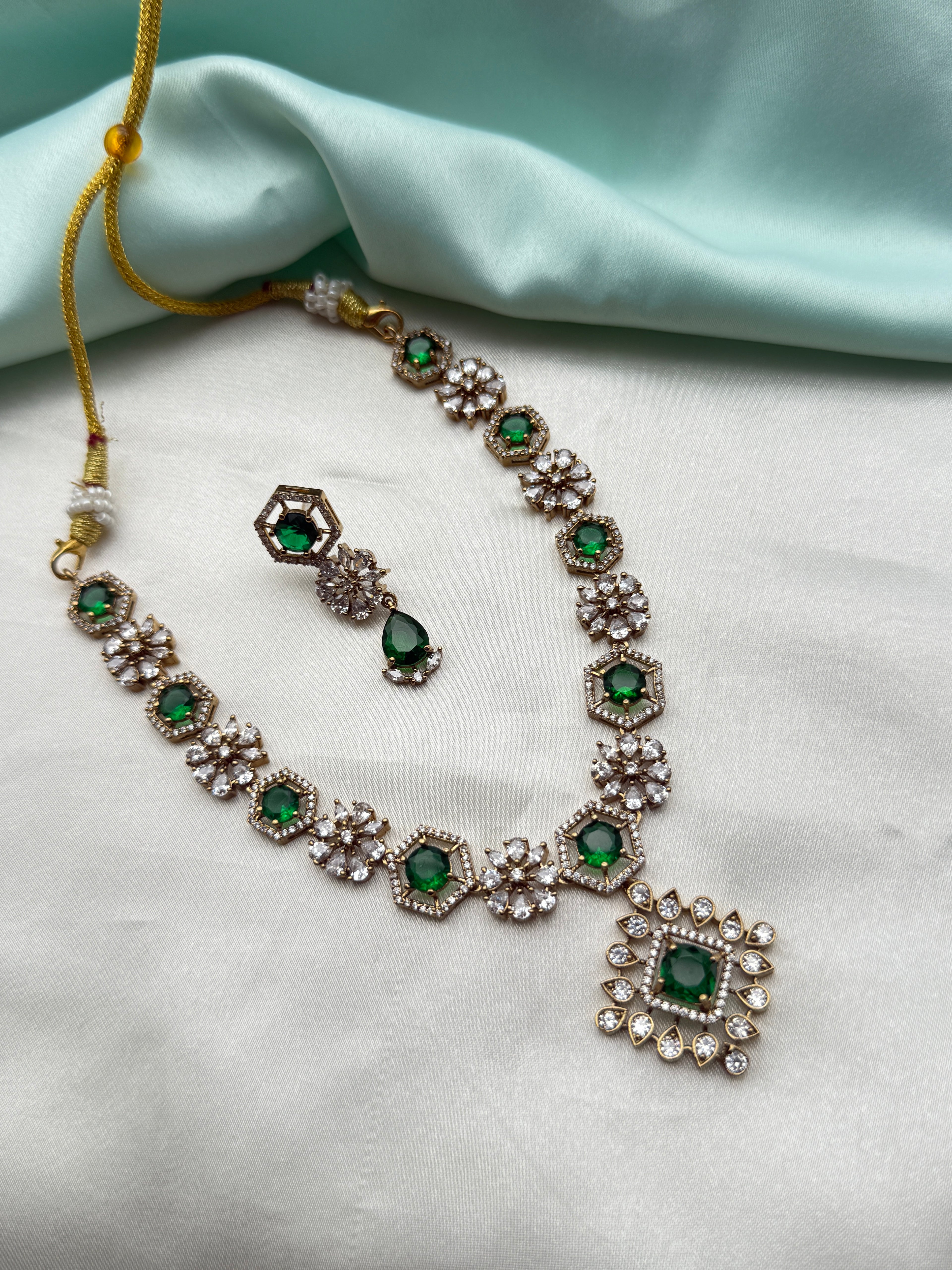 Unique emerald  flower design Neckset with earrings ns892